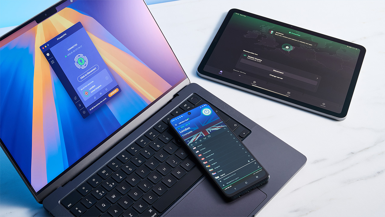 PrivadoVPN, Proton VPN et Windscribe sur une gamme d'appareils, sur fond blanc avec rétroéclairage bleu
