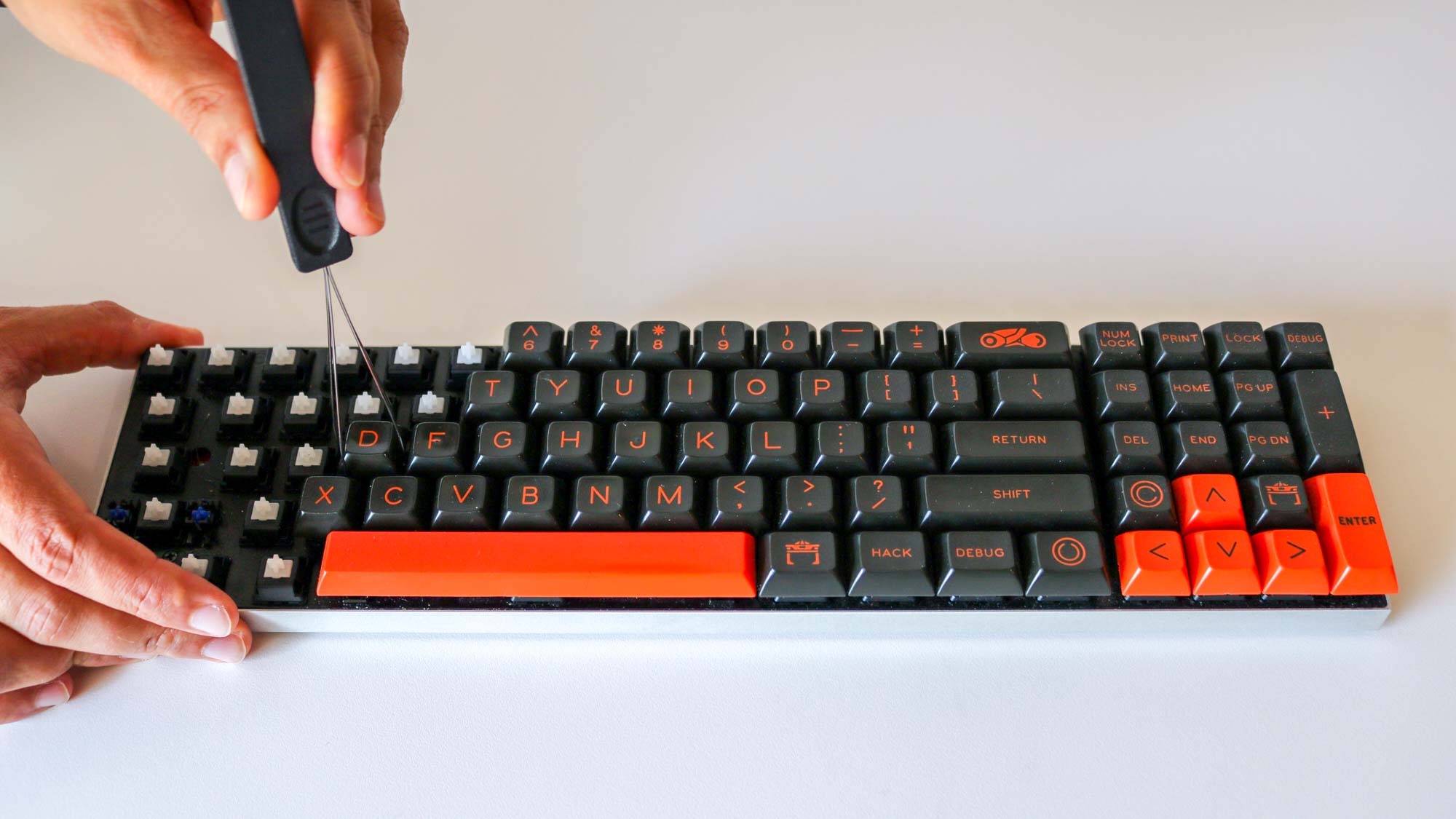Utilisation d'un extracteur de touches pour retirer les touches d'un clavier mécanique