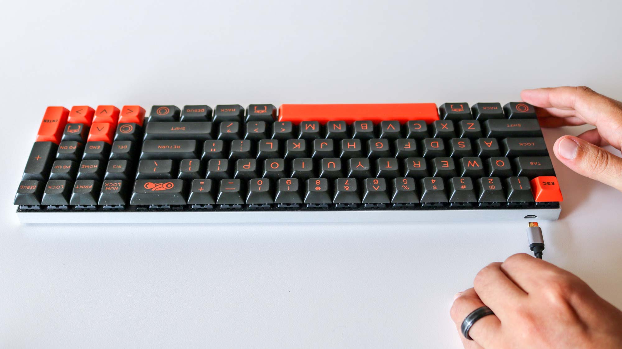 Déconnexion du câble d'alimentation d'un clavier mécanique