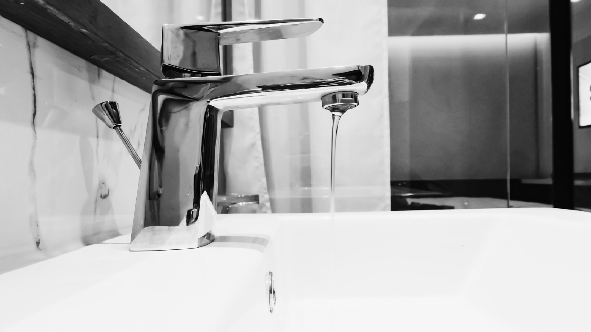 Robinet qui goutte dans la salle de bain