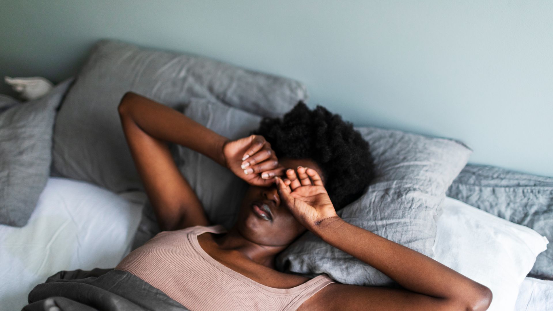 Comment bien dormir quand vous n'êtes pas dans votre propre lit — plus 3 essentiels du sommeil dont vous avez besoin dans votre valise image-34048