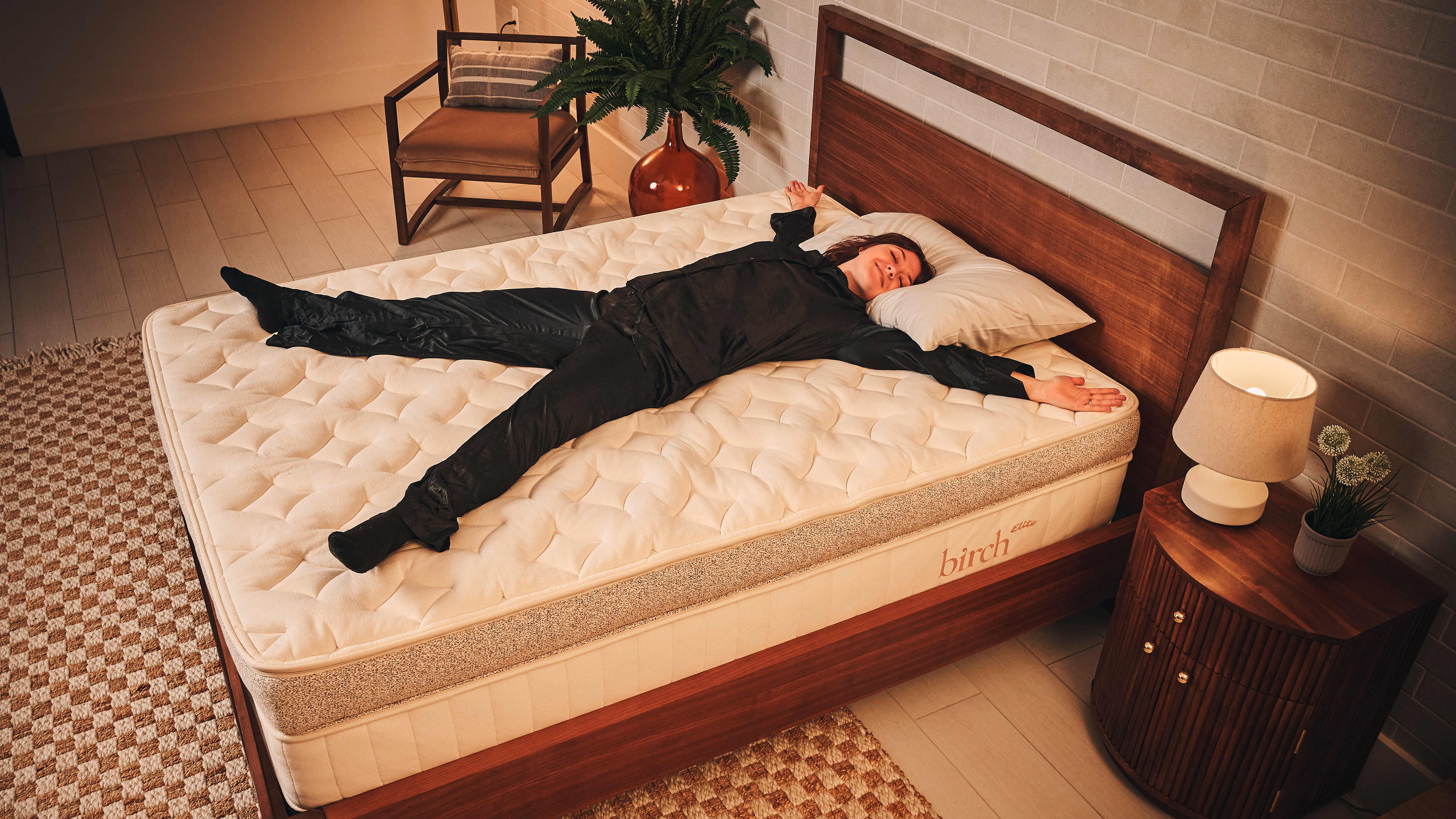 Tom's Guide Sleep Features Editor allongé sur le dos comme une étoile de mer sur le matelas Birch Elite en promotion lors des soldes de matelas Black Friday