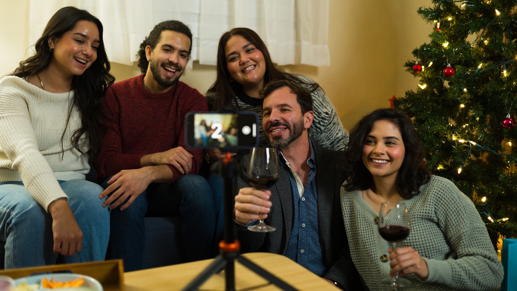 personnes prenant une photo de vacances avec un appareil photo de smartphone sur un trépied avec une minuterie