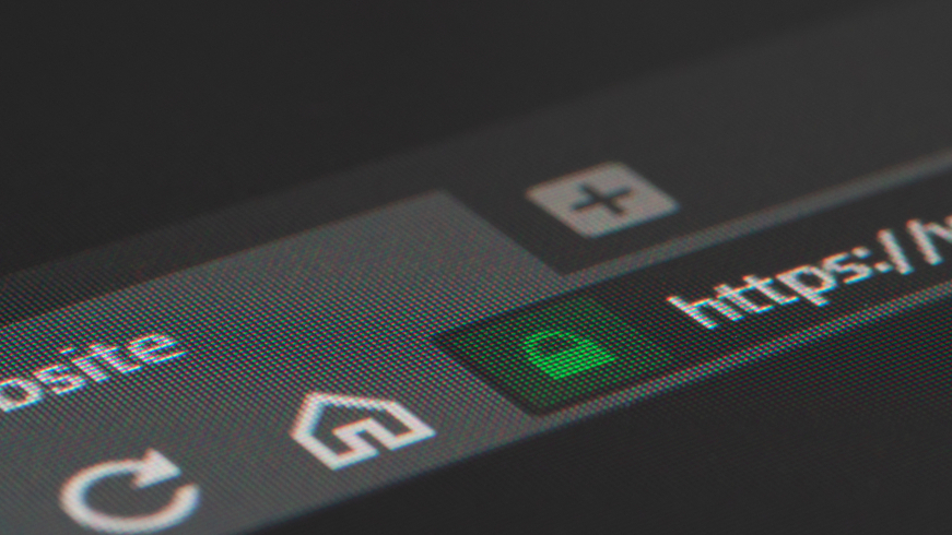 Photo en angle d'un écran LCD avec un navigateur ouvert