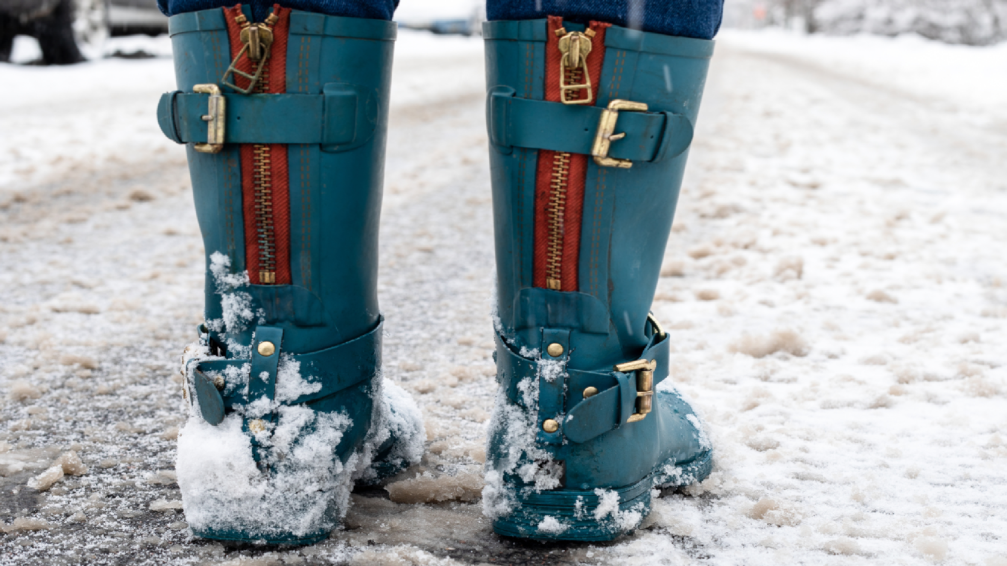 Bottes de neige sur sol glacé