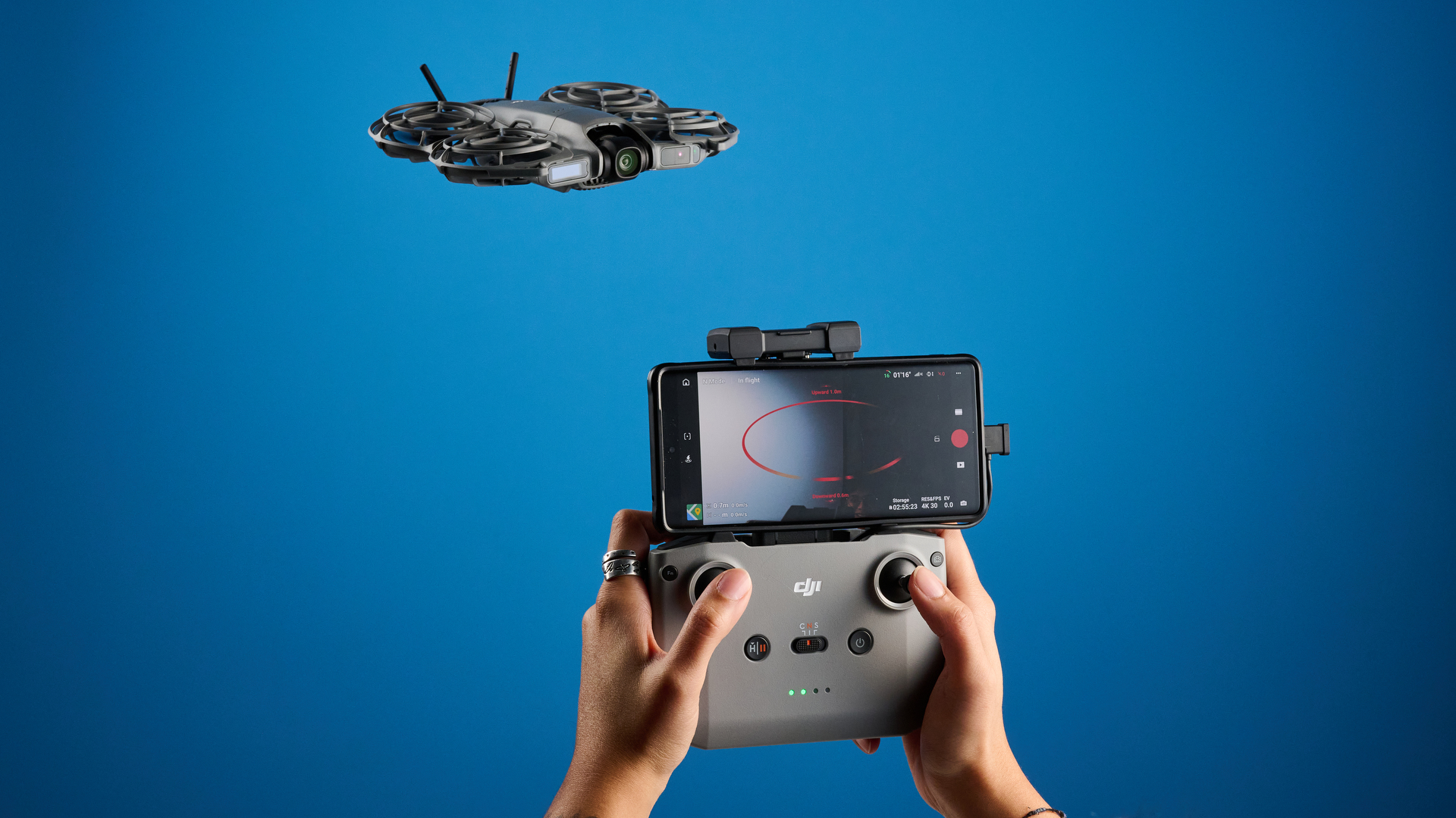 Un drone caméra DJI Neo 2 gris foncé