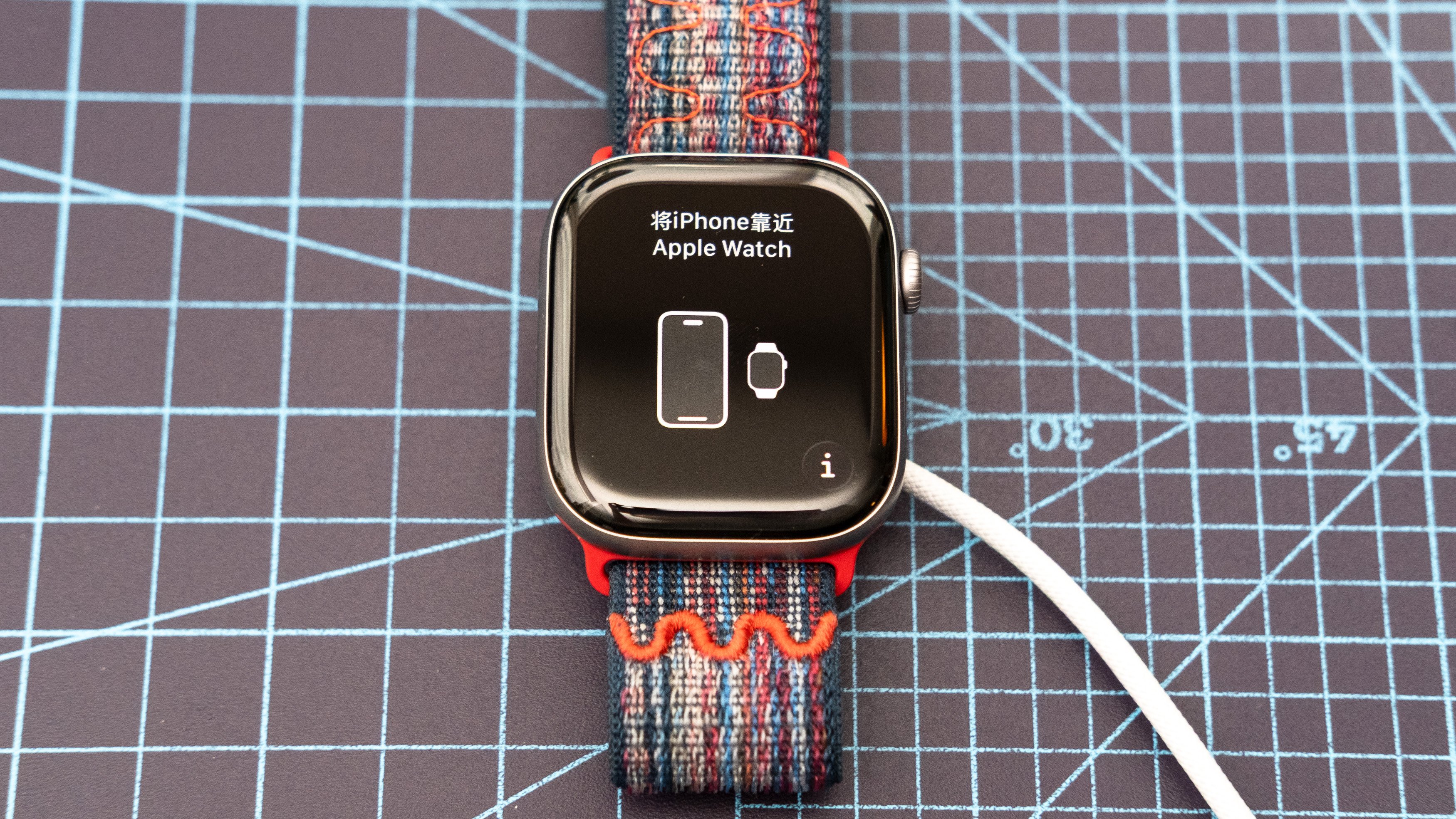 Gros plan de l'Apple Watch Series 11 montrant le processus de configuration et de couplage