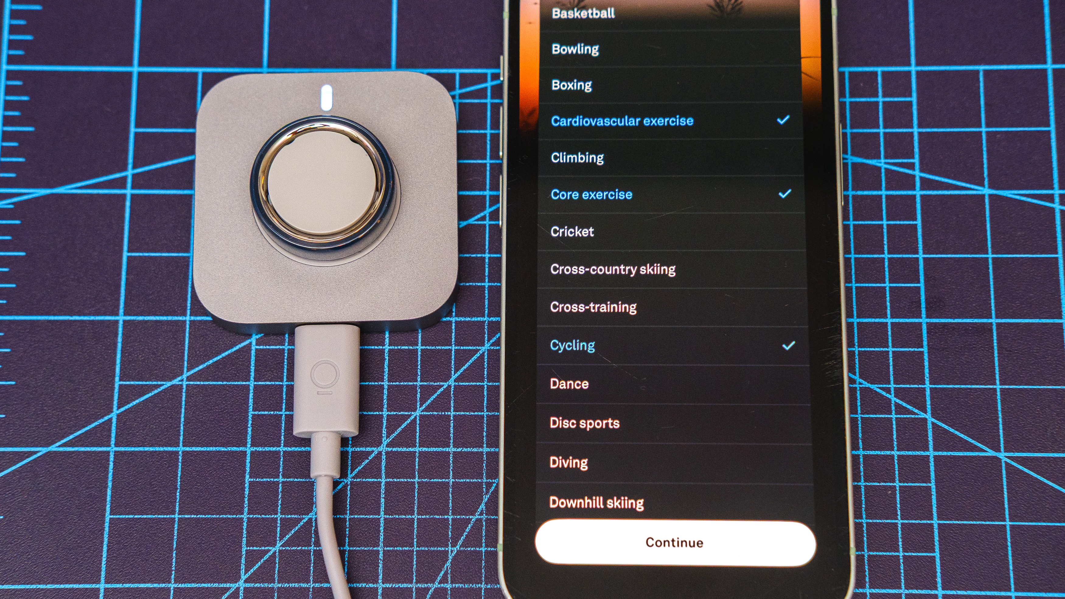 Gros plan d'Oura Ring 4 Ceramic montrant le processus de configuration et de couplage à l'aide d'un iPhone