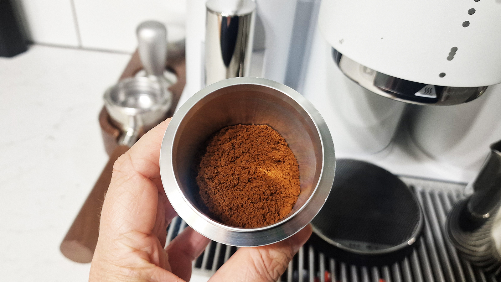 Café moulu dans la machine à expresso Meraki