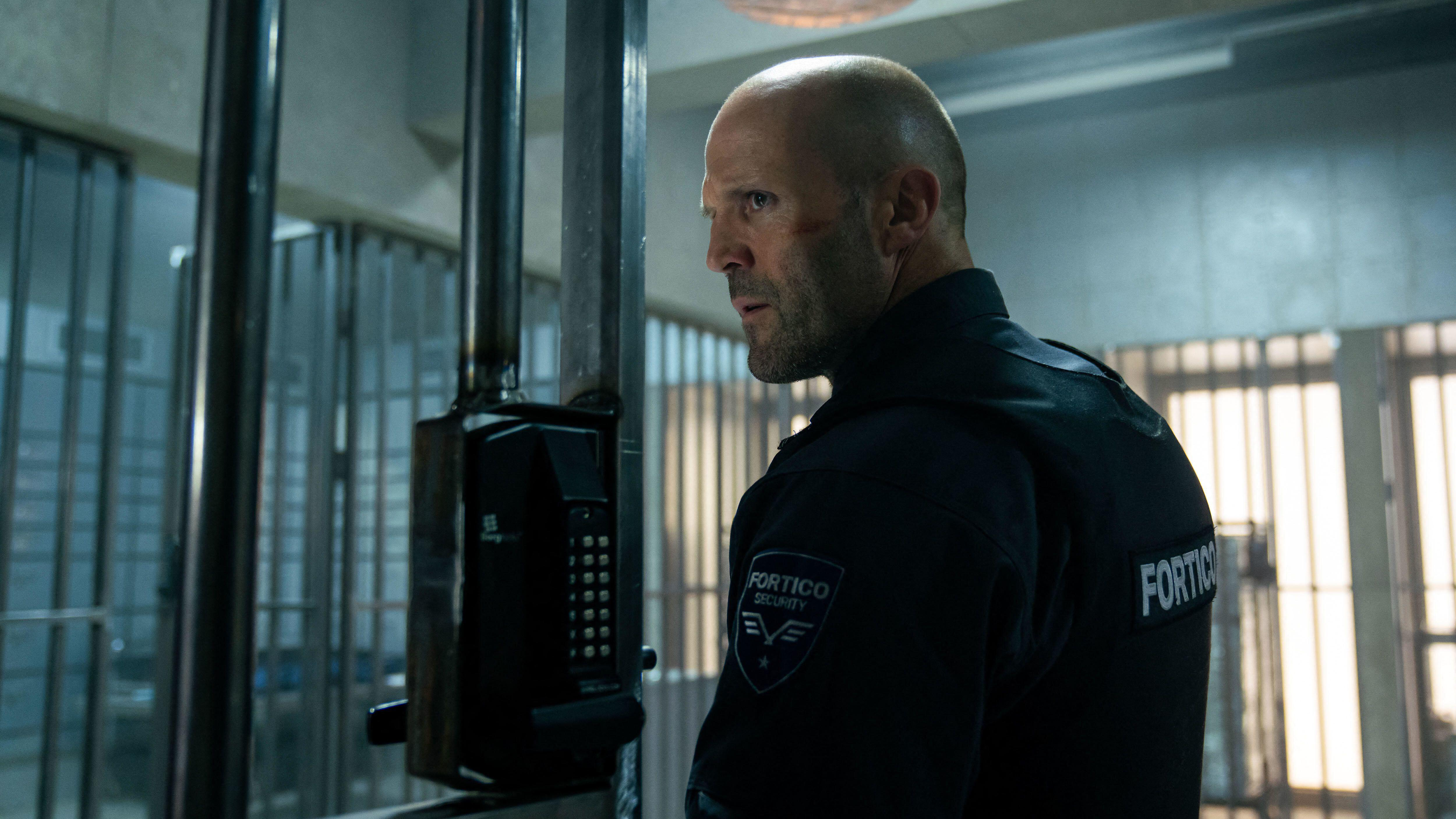 "H" (Jason Statham) regarde son soldat dans une scène du film