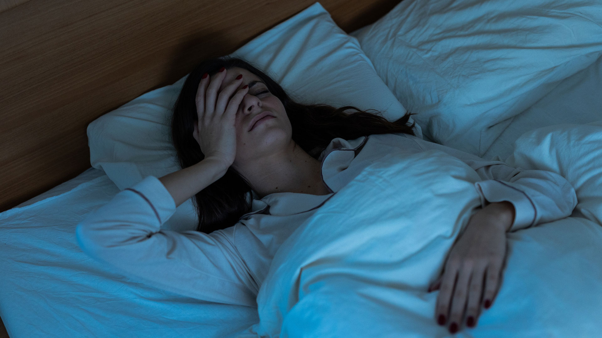 Une femme est éveillée dans son lit, incapable de dormir