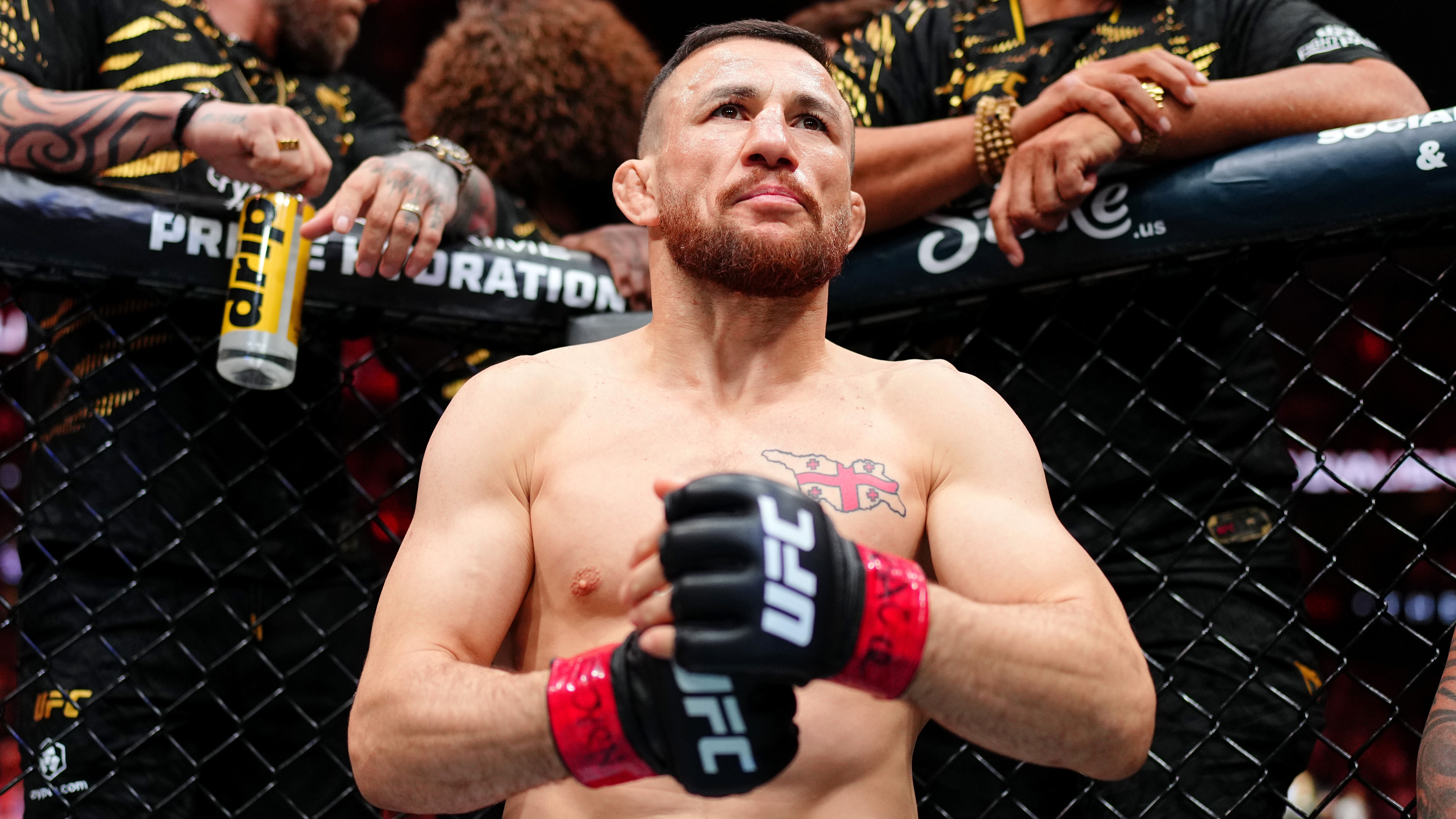 Merab Dvalishvili dans le combat pour le titre des poids coq de l'UFC à l'UFC 320 en octobre à l'arène T-Mobile.