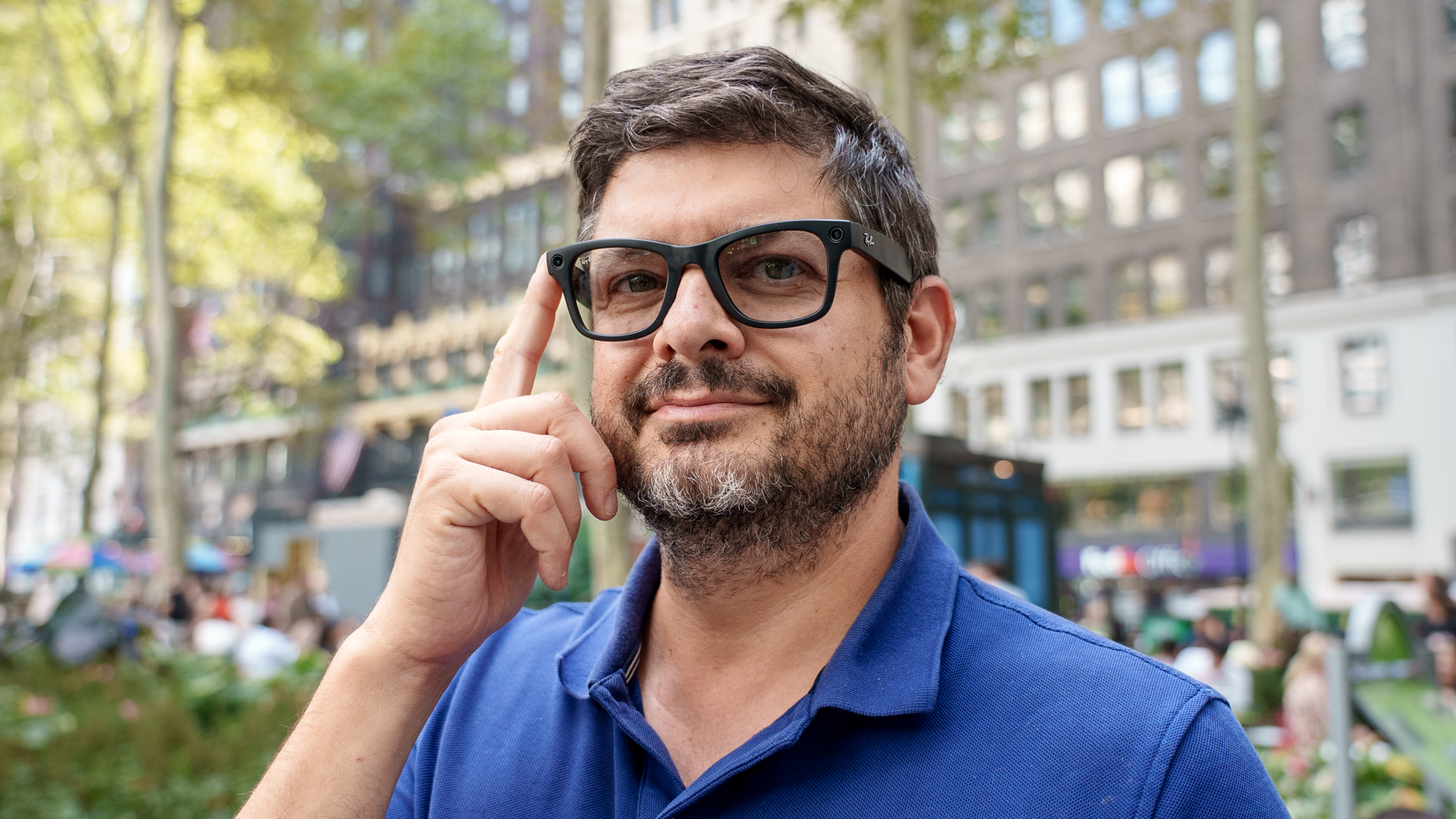 Mike Prospero, rédacteur en chef américain de Tom's Guide, porte des lunettes intelligentes Meta Ray-Ban (gen 2)