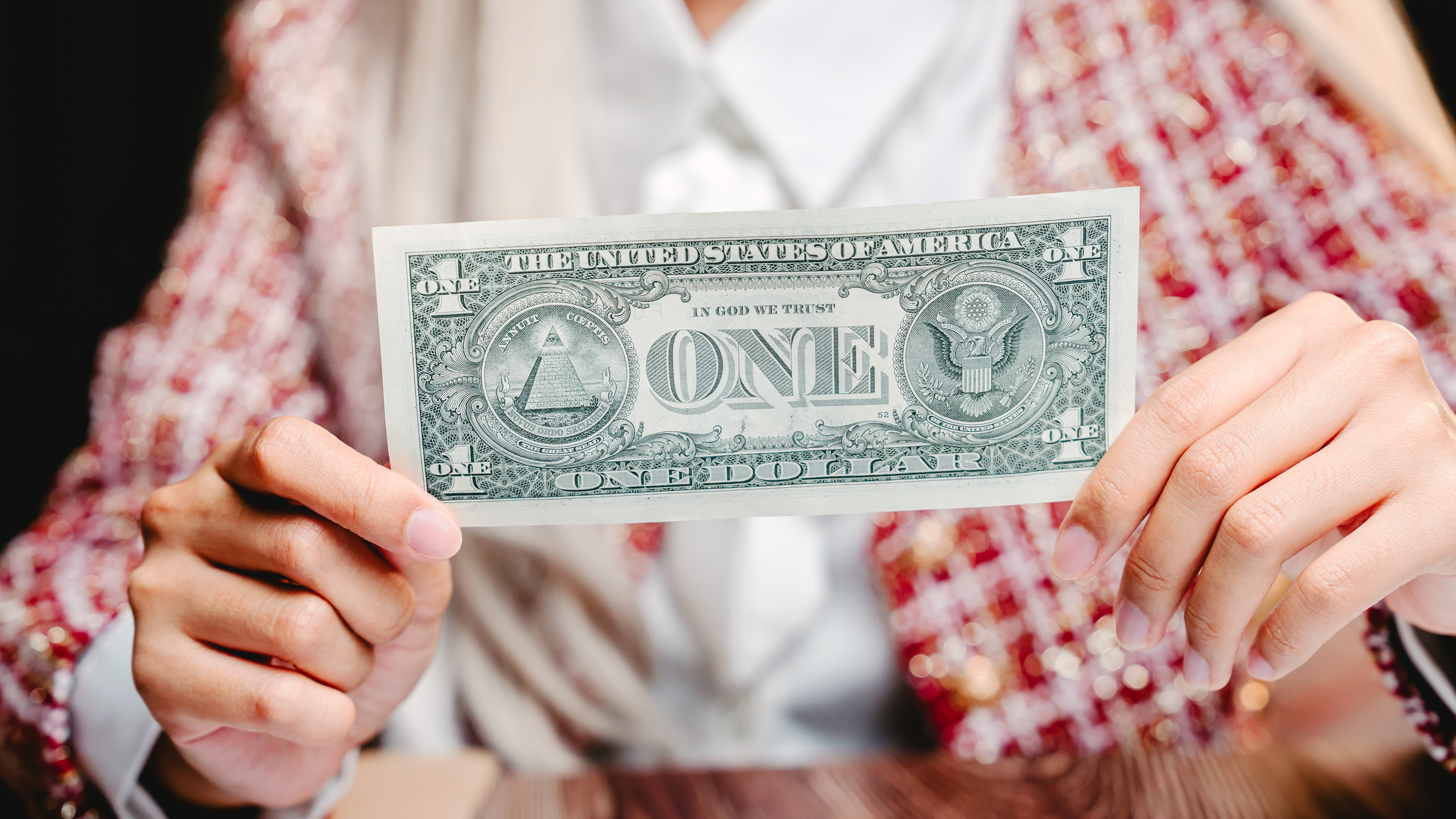 main tenant un billet d'un dollar