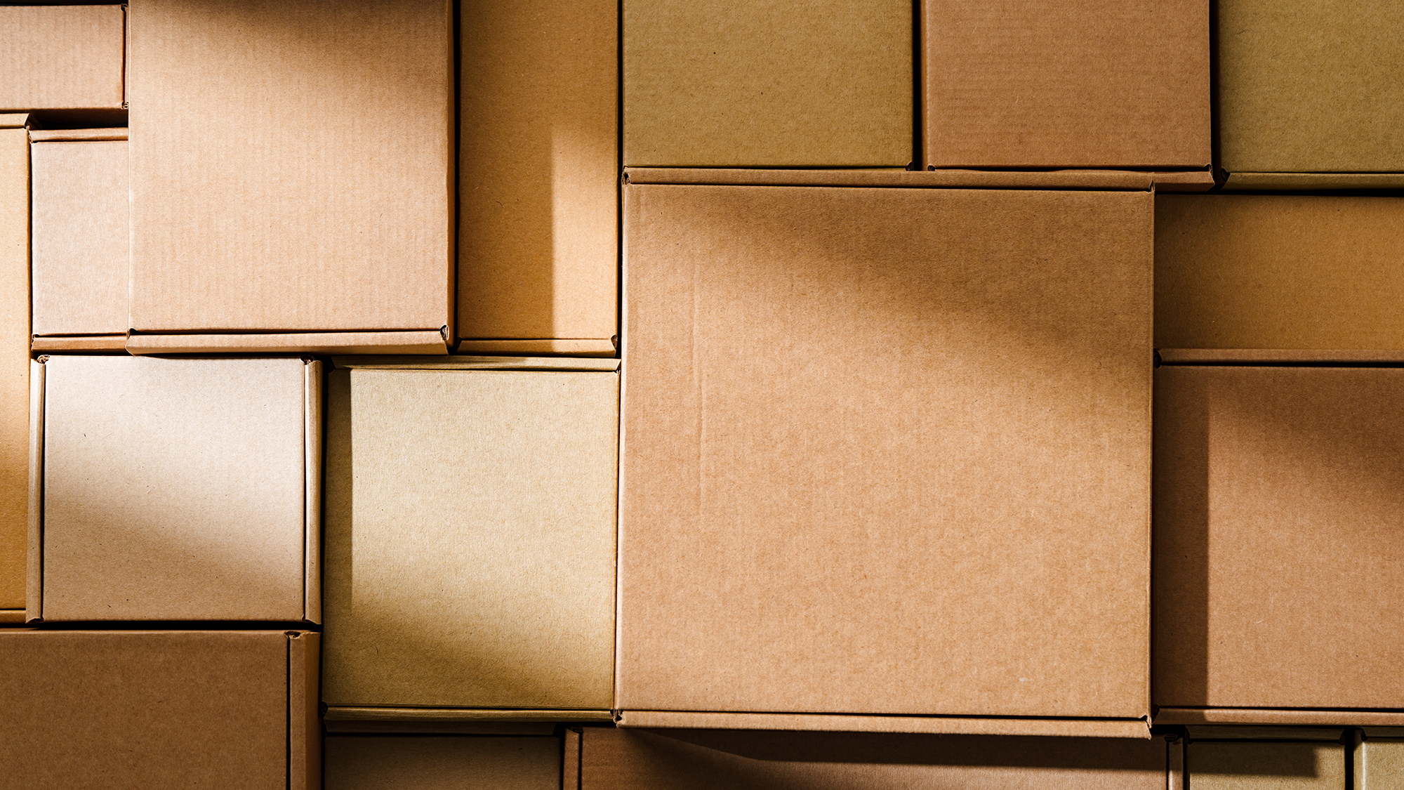 Des cartons entassés