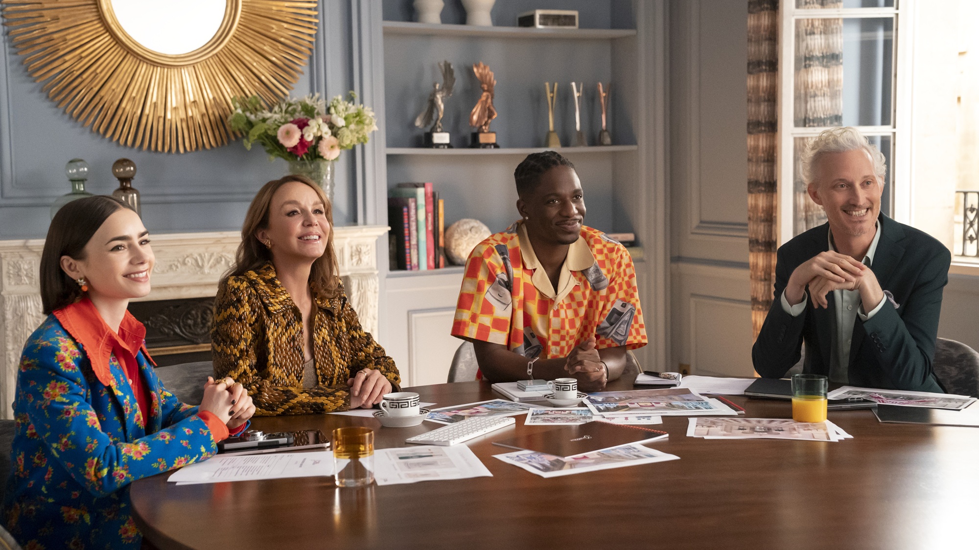 Lily Collins dans le rôle d'Emily, Philippine Leroy-Beaulieu dans le rôle de Sylvie Grateau, Samuel Arnold dans le rôle de Julien, Bruno Gouery dans le rôle de Luc dans l'épisode 505 d'Emily In Paris