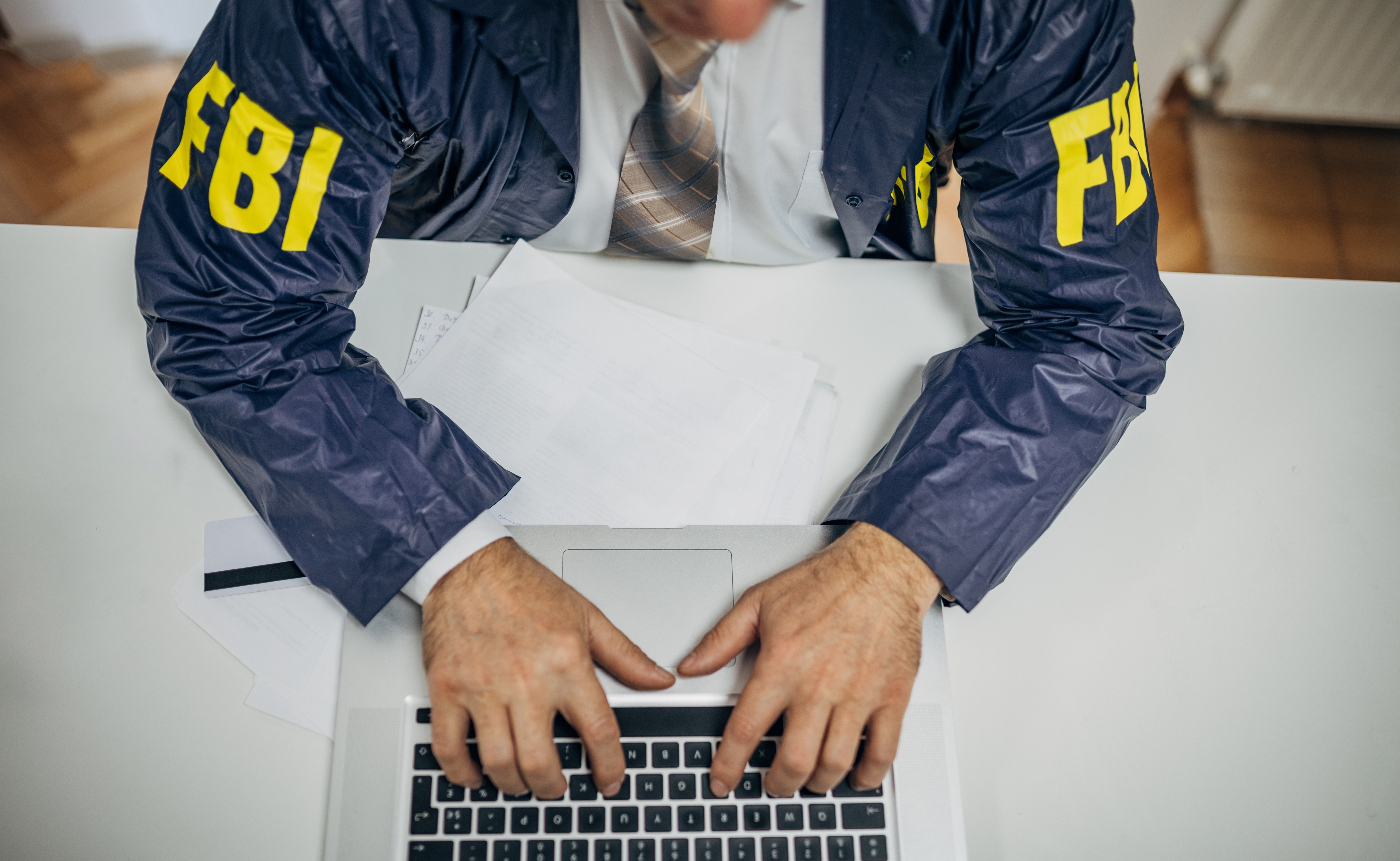 Un agent du FBI tapant sur un ordinateur