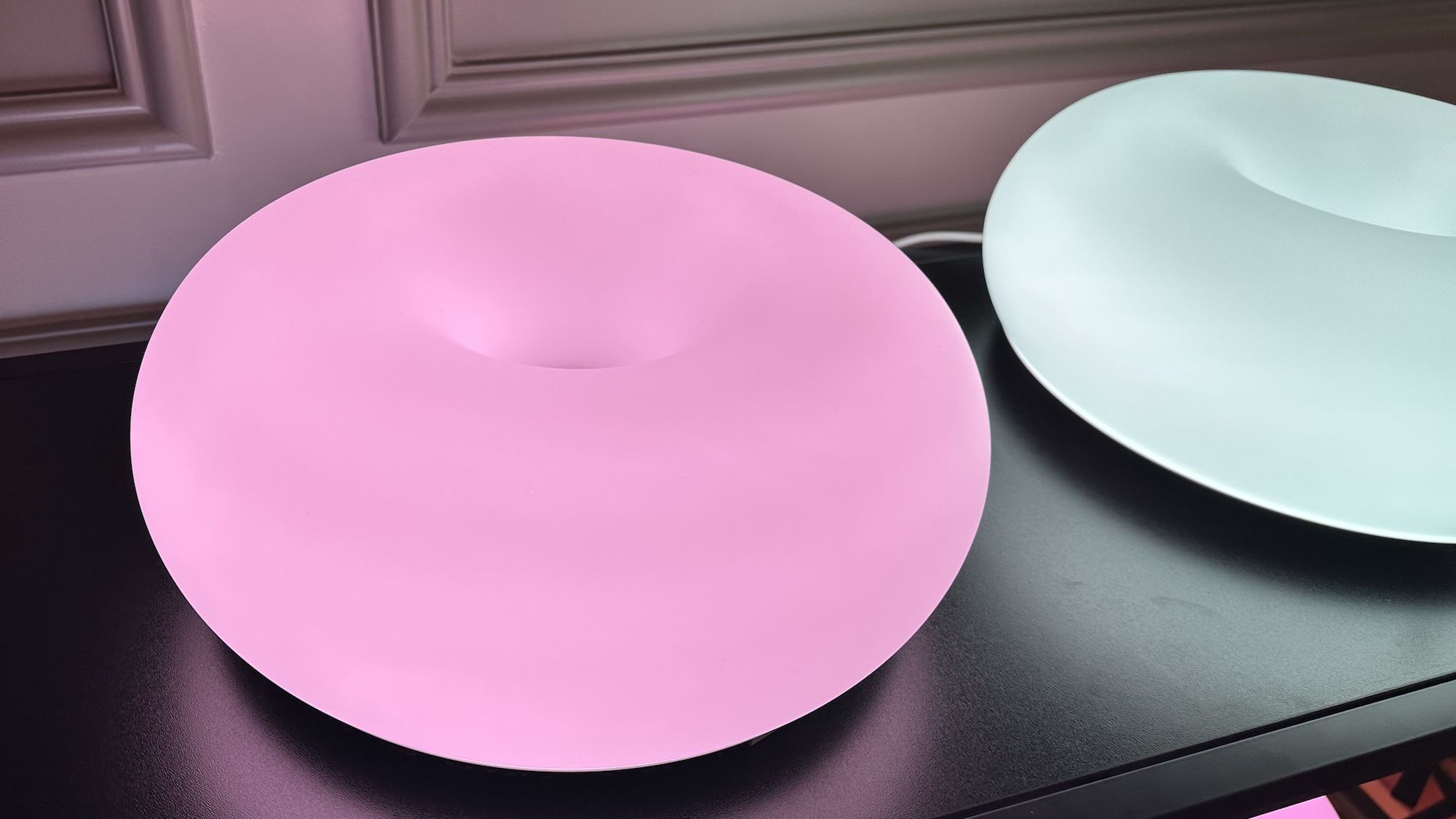 « Ce qui rend cette lampe unique, c'est que passer d'une couleur à l'autre n'est pas un changement soudain, mais un voyage très fluide » — IKEA vient de lancer une version intelligente de l'un de ses produits les plus emblématiques. image-34446