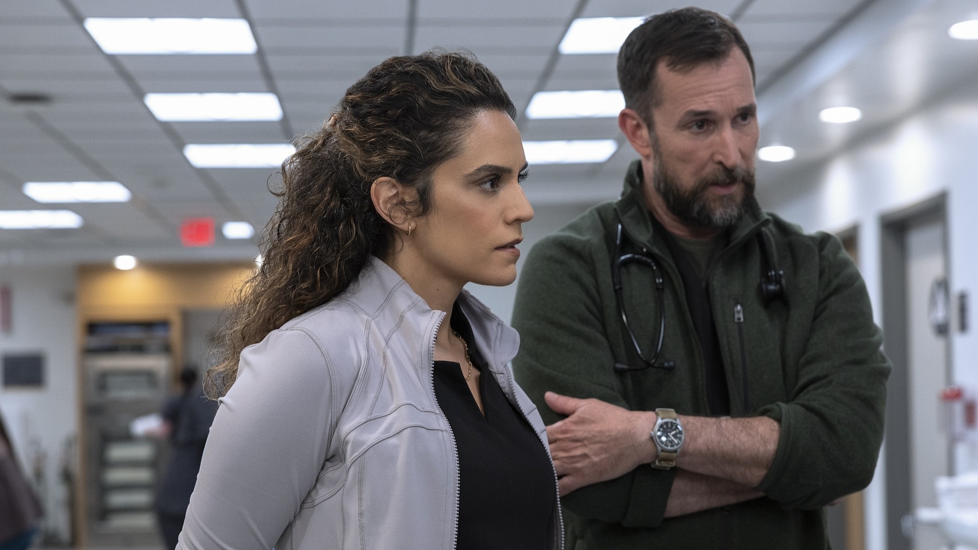 (De gauche à droite) Sepideh Moafi et Noah Wyle dans