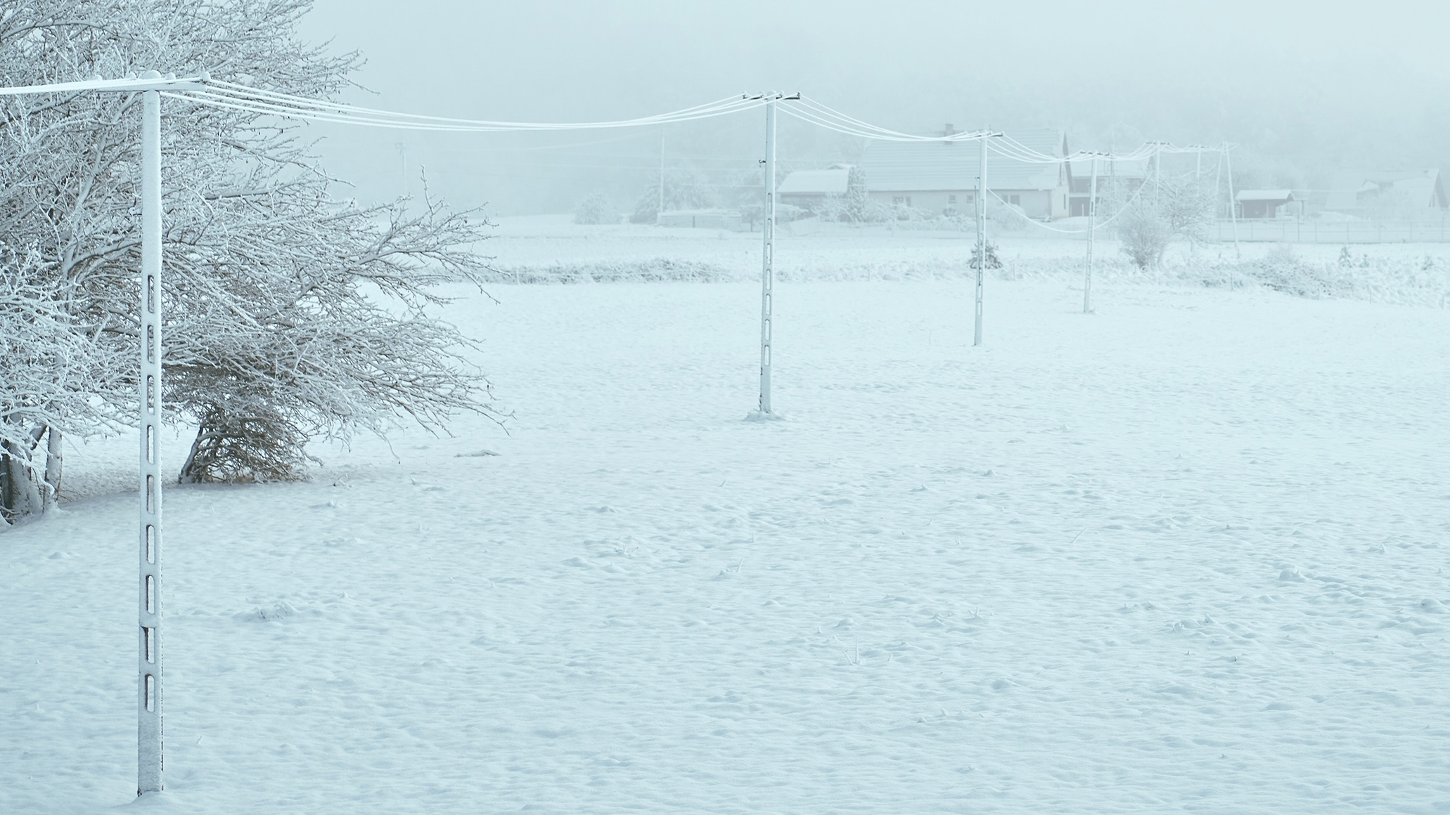 Un poteau électrique et des fils sont recouverts de glace. Panne de courant lors d'une tempête de neige hivernale.; Numéro d'identification Shutterstock 2252520727 ; order_achat : - ; emploi: -; client: -; autre: