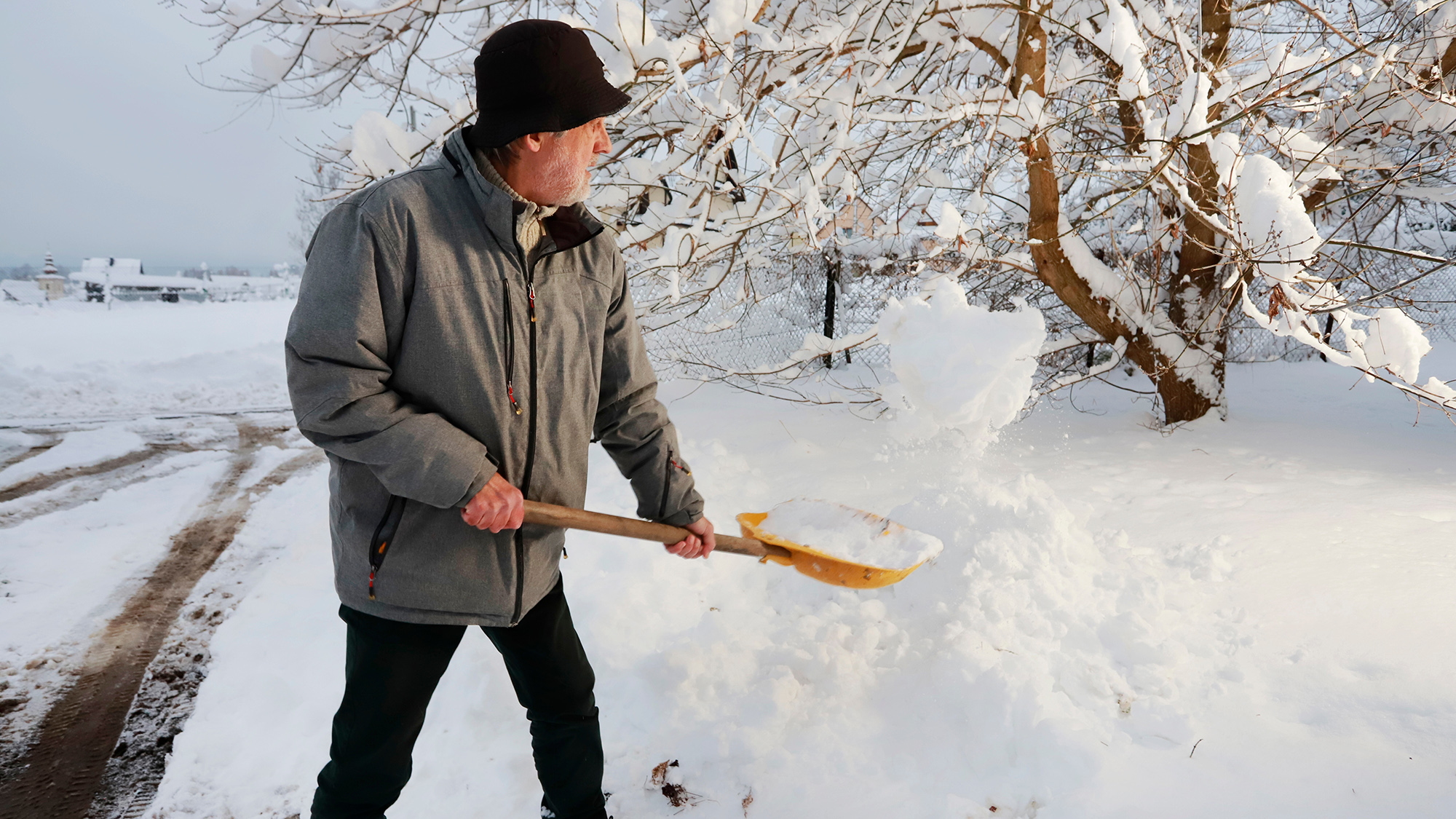 L'homme enlève la neige après les chutes de neige. ; Numéro d'identification Shutterstock 2705609075