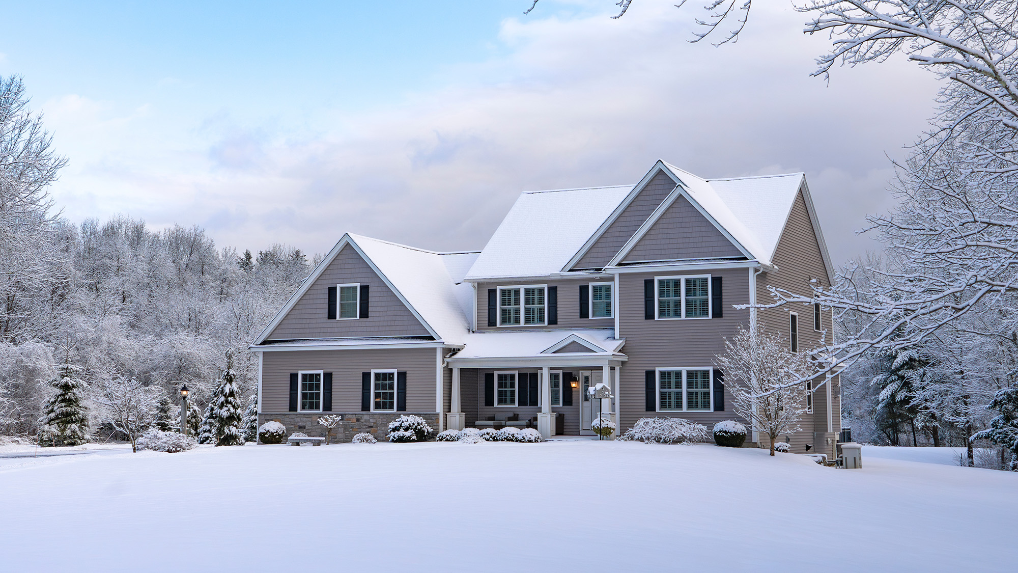 Maison couverte de neige