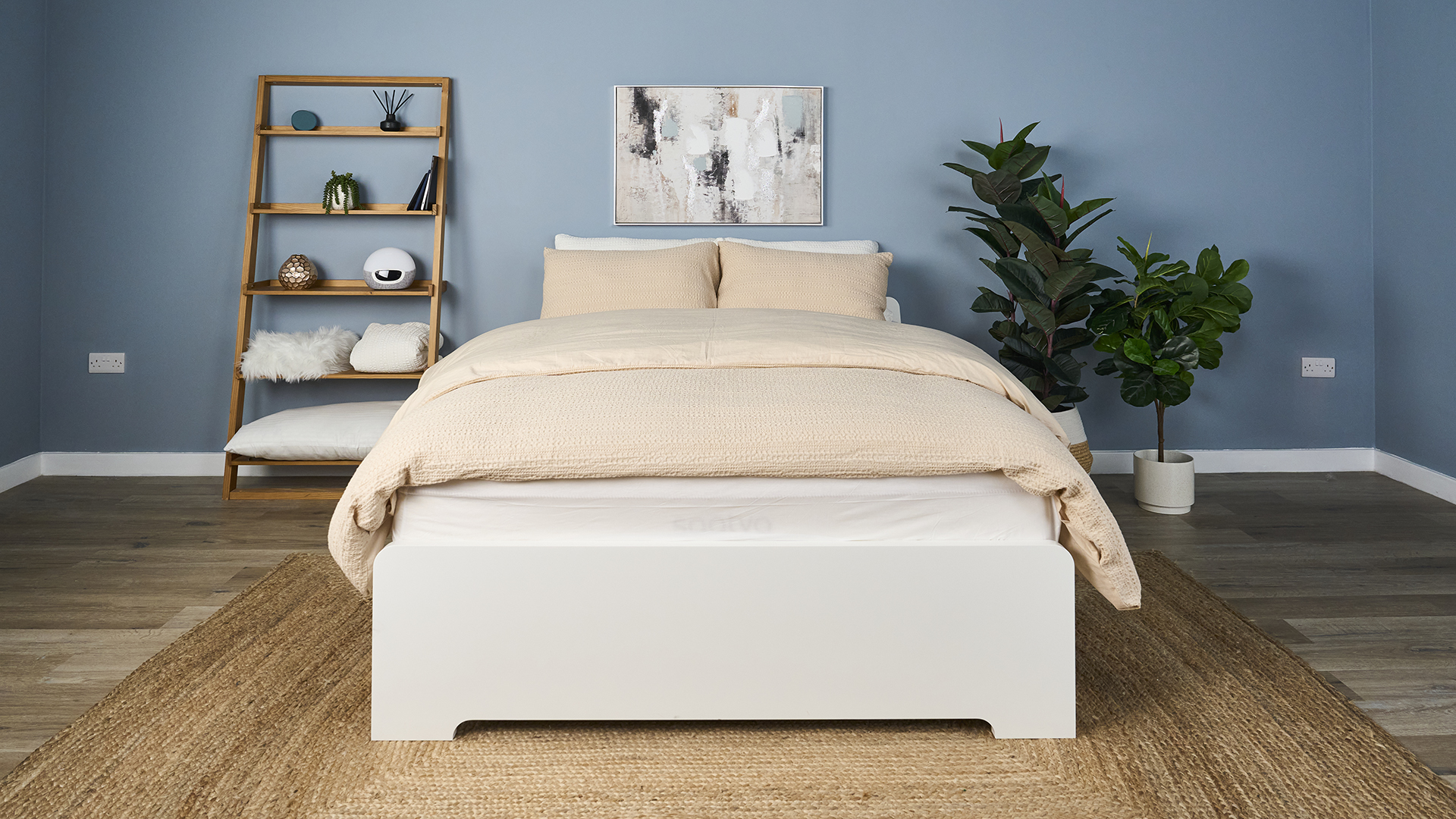 Une chambre calme et bien rangée.