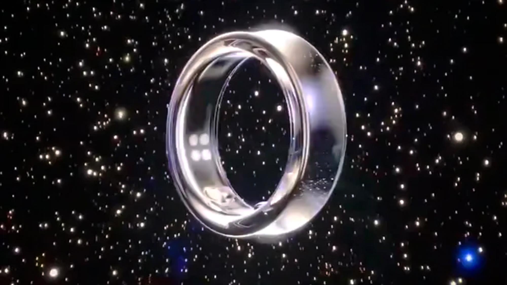 La bague Samsung Galaxy en argent sur fond d'espace avec des étoiles