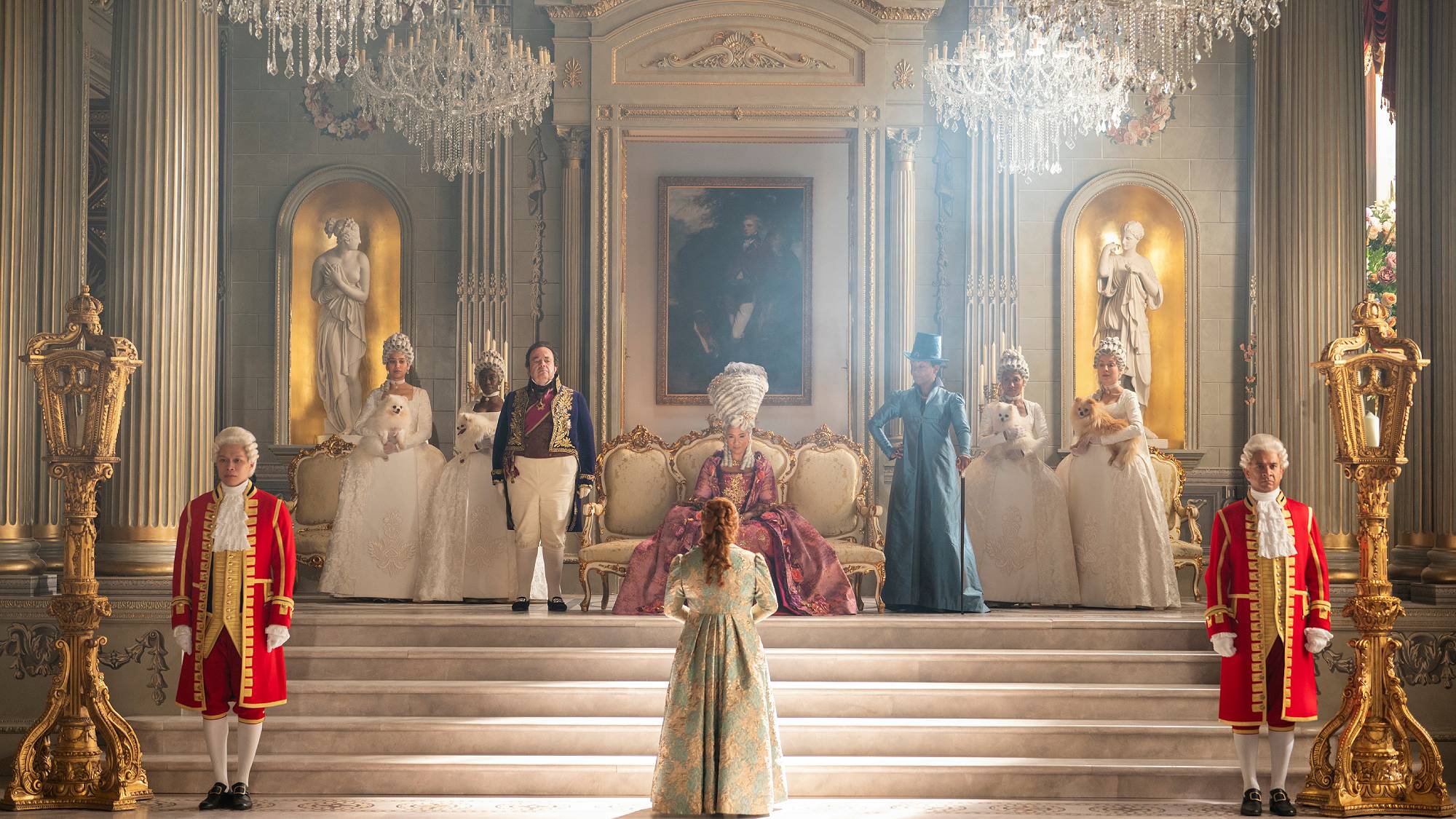 Hugh Sachs dans le rôle de Brimsley, Nicola Coughlan dans le rôle de Penelope Bridgerton, Golda Rosheuvel dans le rôle de la reine Charlotte et Adjoa Andoh dans le rôle de Lady Danbury dans