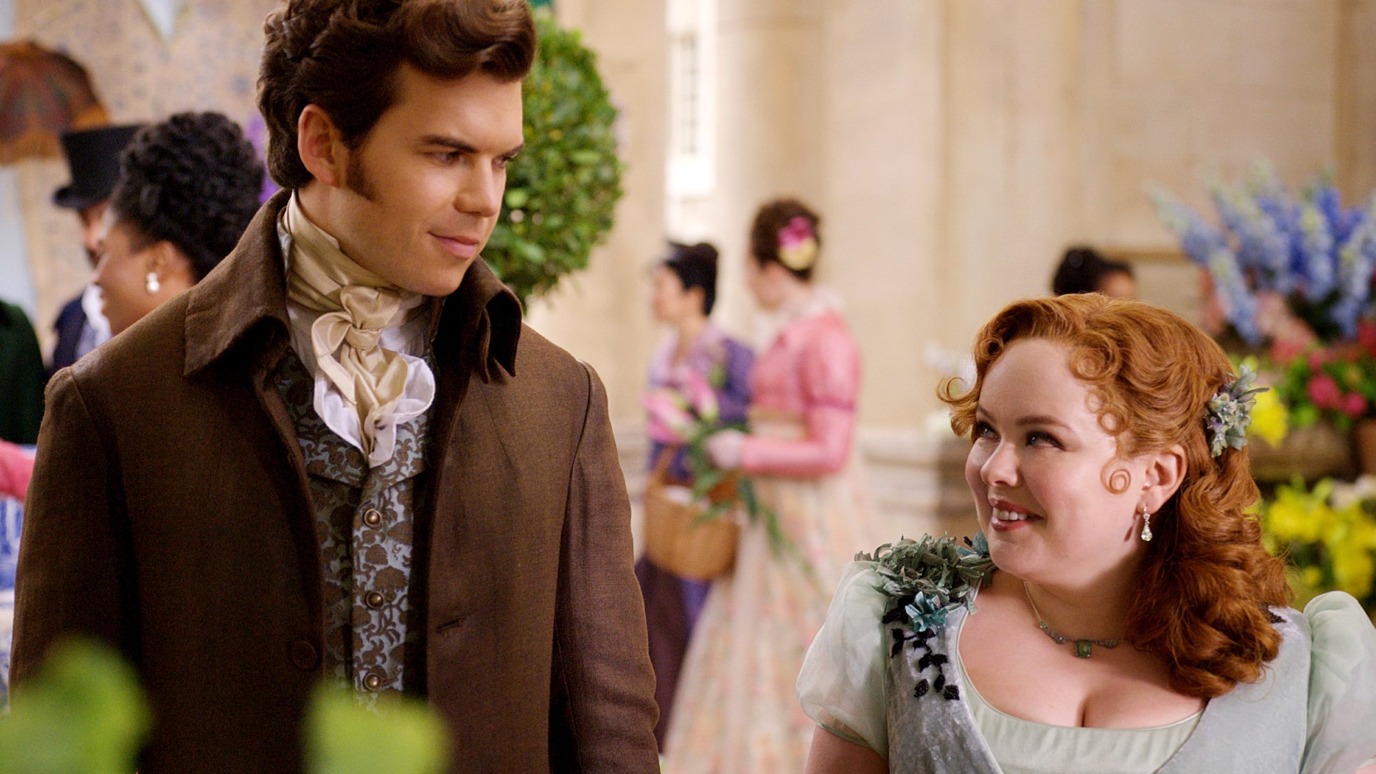 (De gauche à droite) Luke Newton dans le rôle de Colin Bridgerton, Nicola Coughlan dans le rôle de Penelope Featherington dans l'épisode 10 de Bridgerton