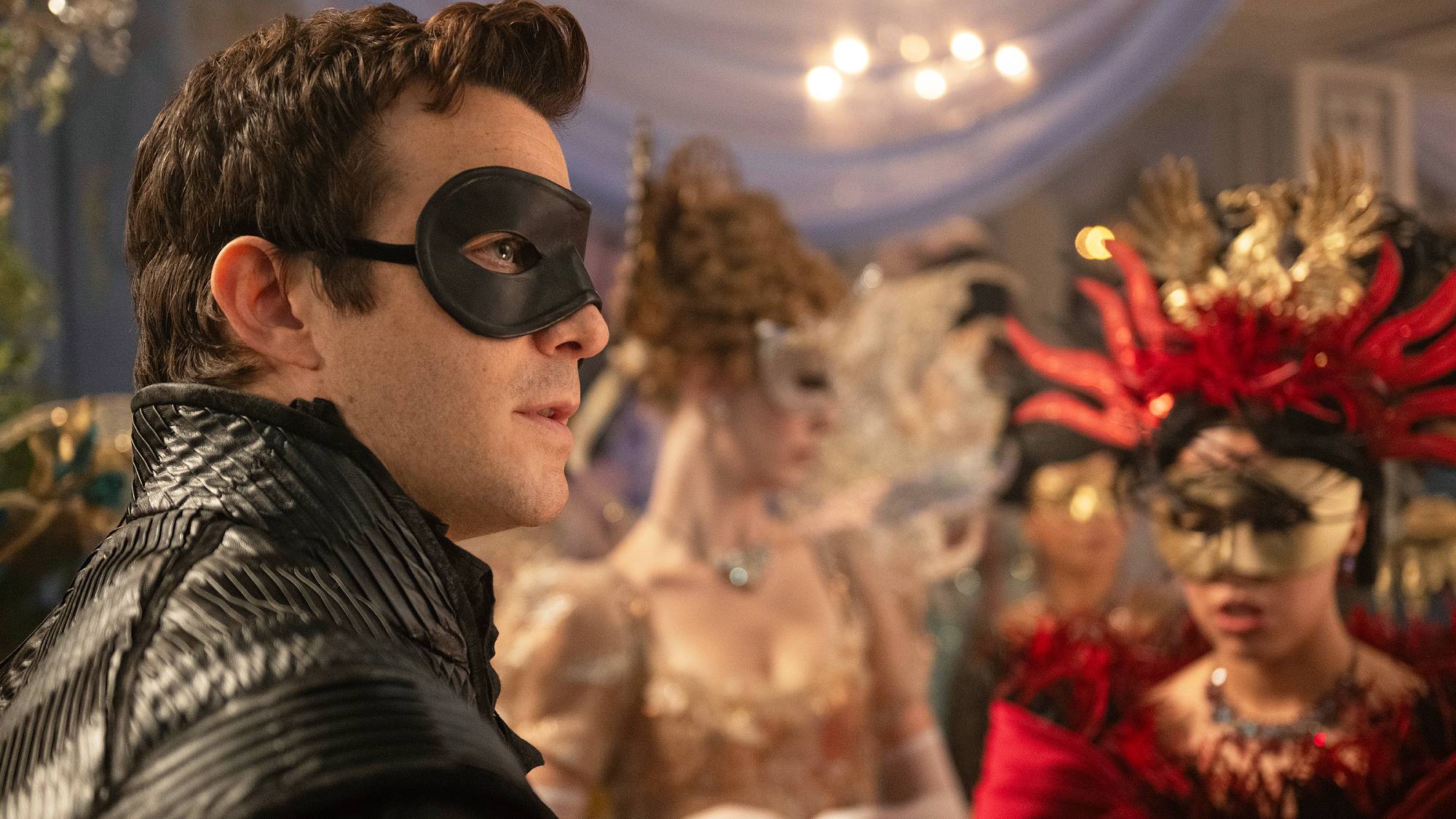 Luke Thompson dans le rôle de Benedict Bridgerton dans