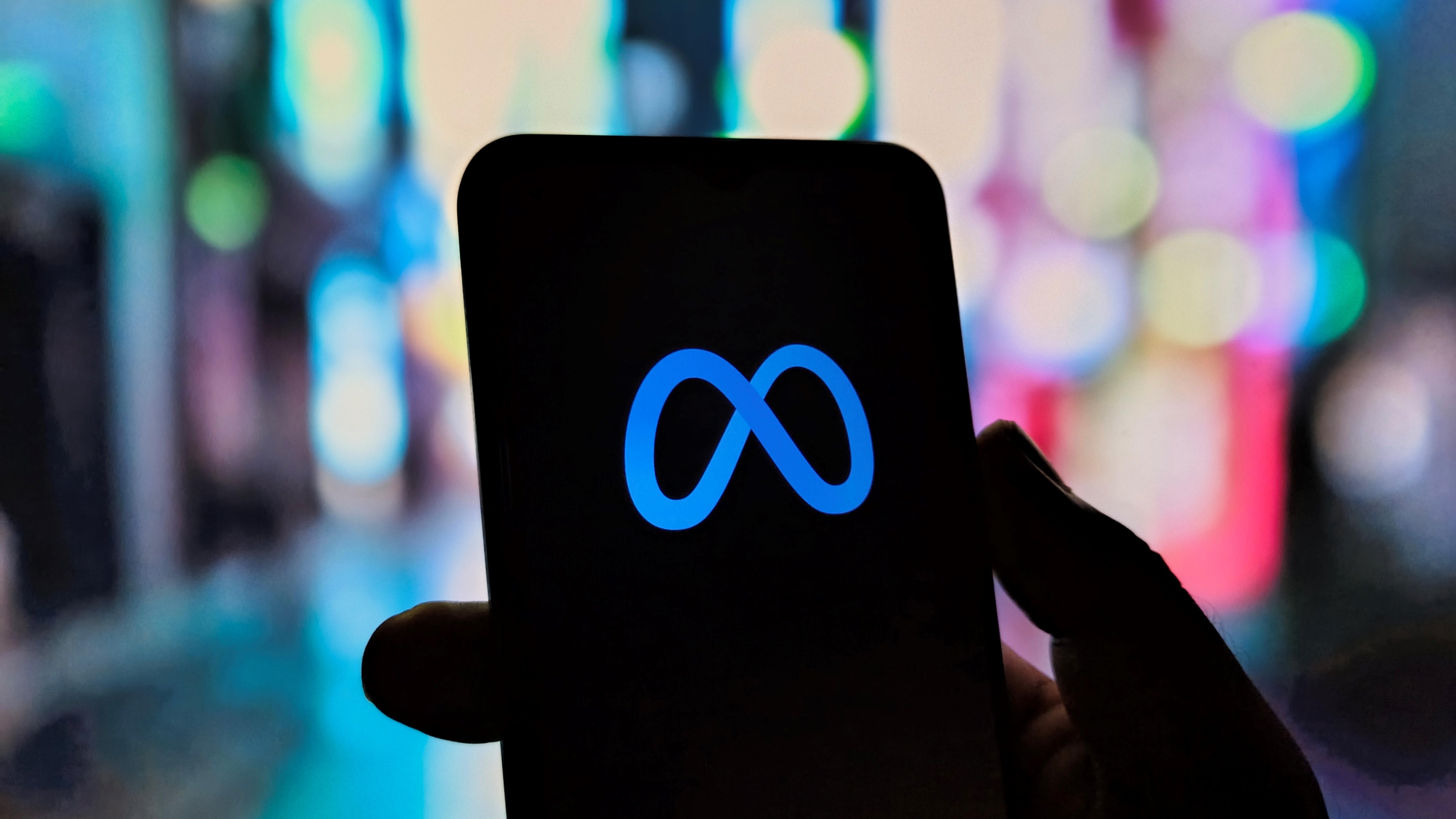 Cela illustre la connectivité numérique avec un appareil mobile, mettant en évidence la plate-forme Meta, signifiant communication moderne, réalité virtuelle et engagement dans le métaverse. Capturé le 13 juillet 2025 ; Numéro d'identification Shutterstock 2652715669 ; commande_achat : - ; emploi: -; client: -; autre: