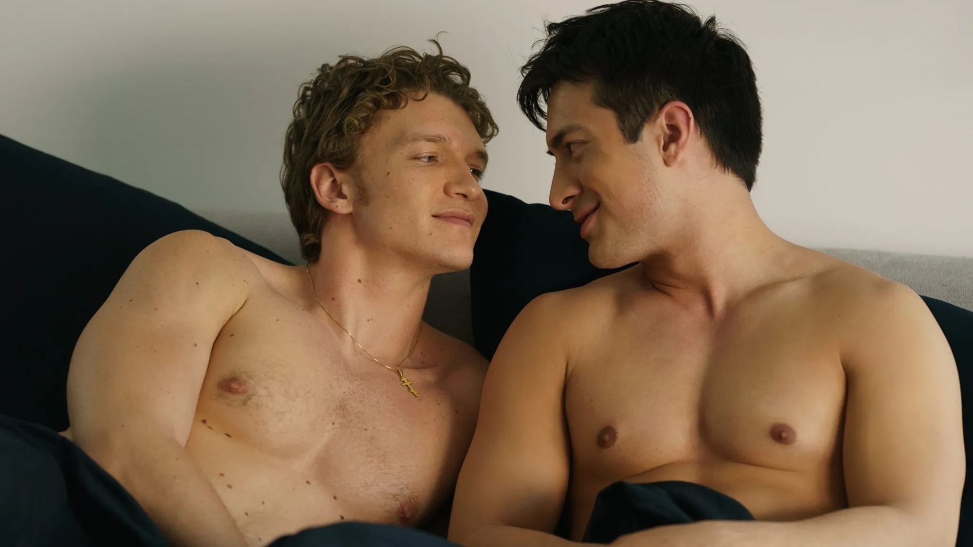 Hudson Williams et Connor Storrie dans une rivalité houleuse