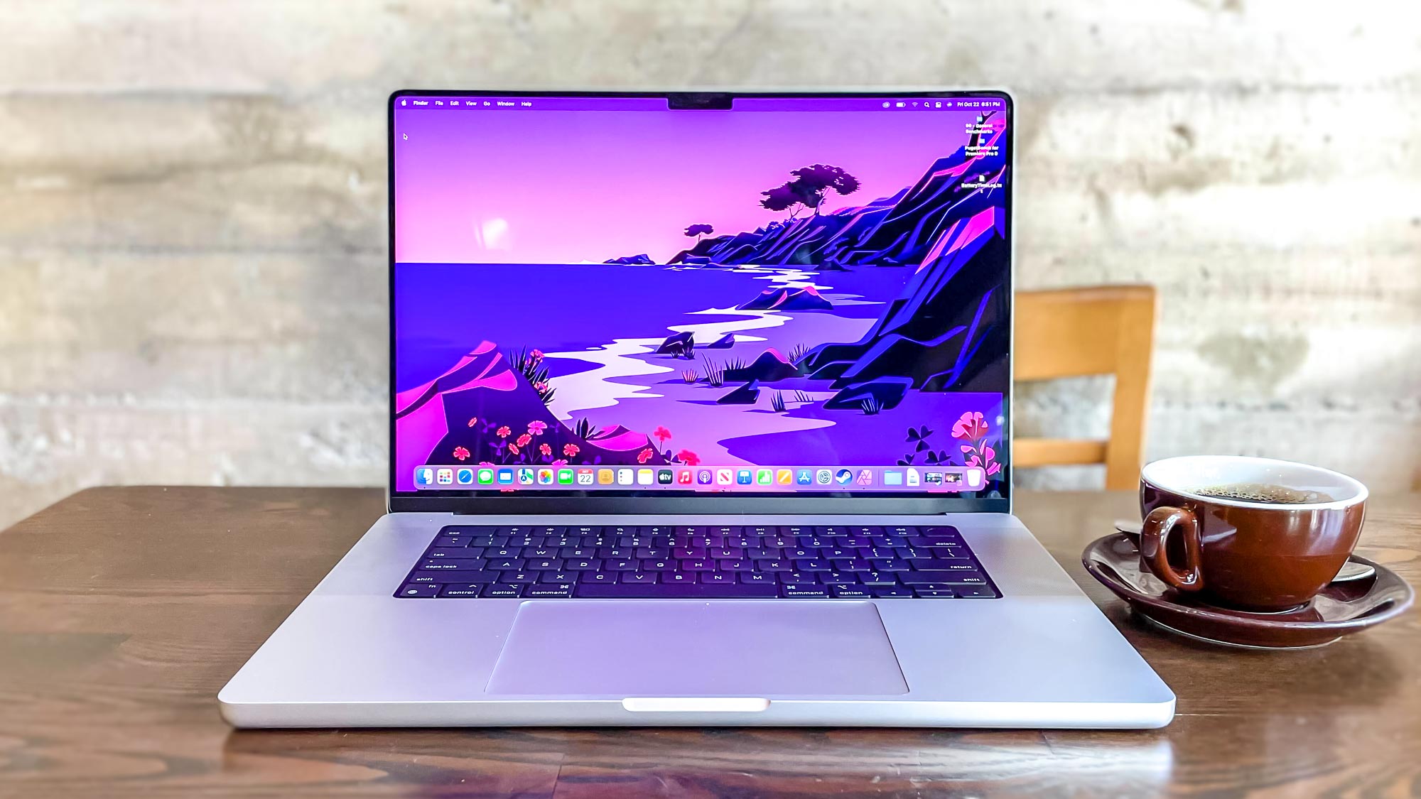 Unité d'évaluation du MacBook Pro 2021 (16 pouces) posée sur une table basse
