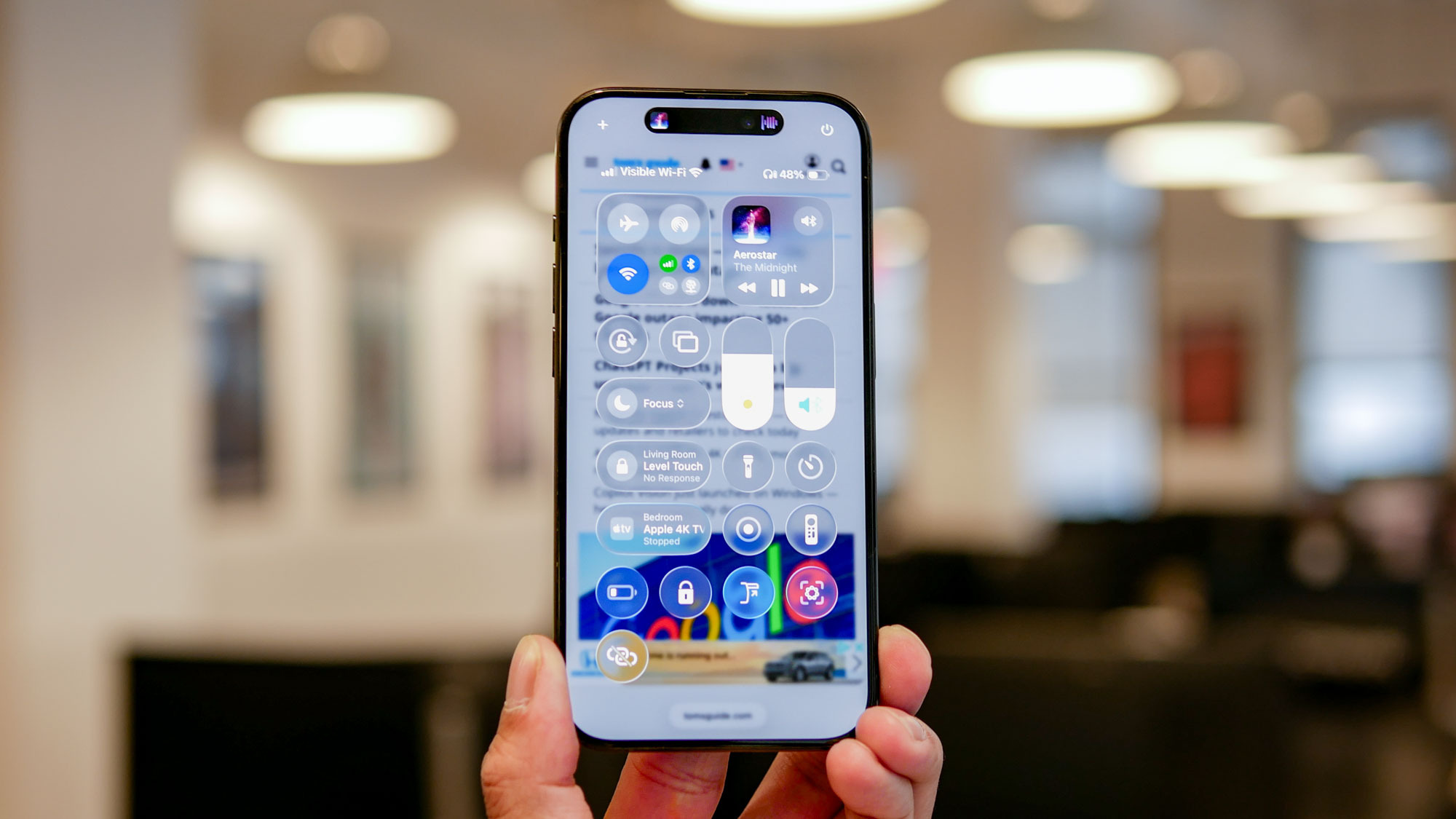 Version bêta du développeur iOS 26 exécutée sur iPhone affichant l’interface Liquid Glass.