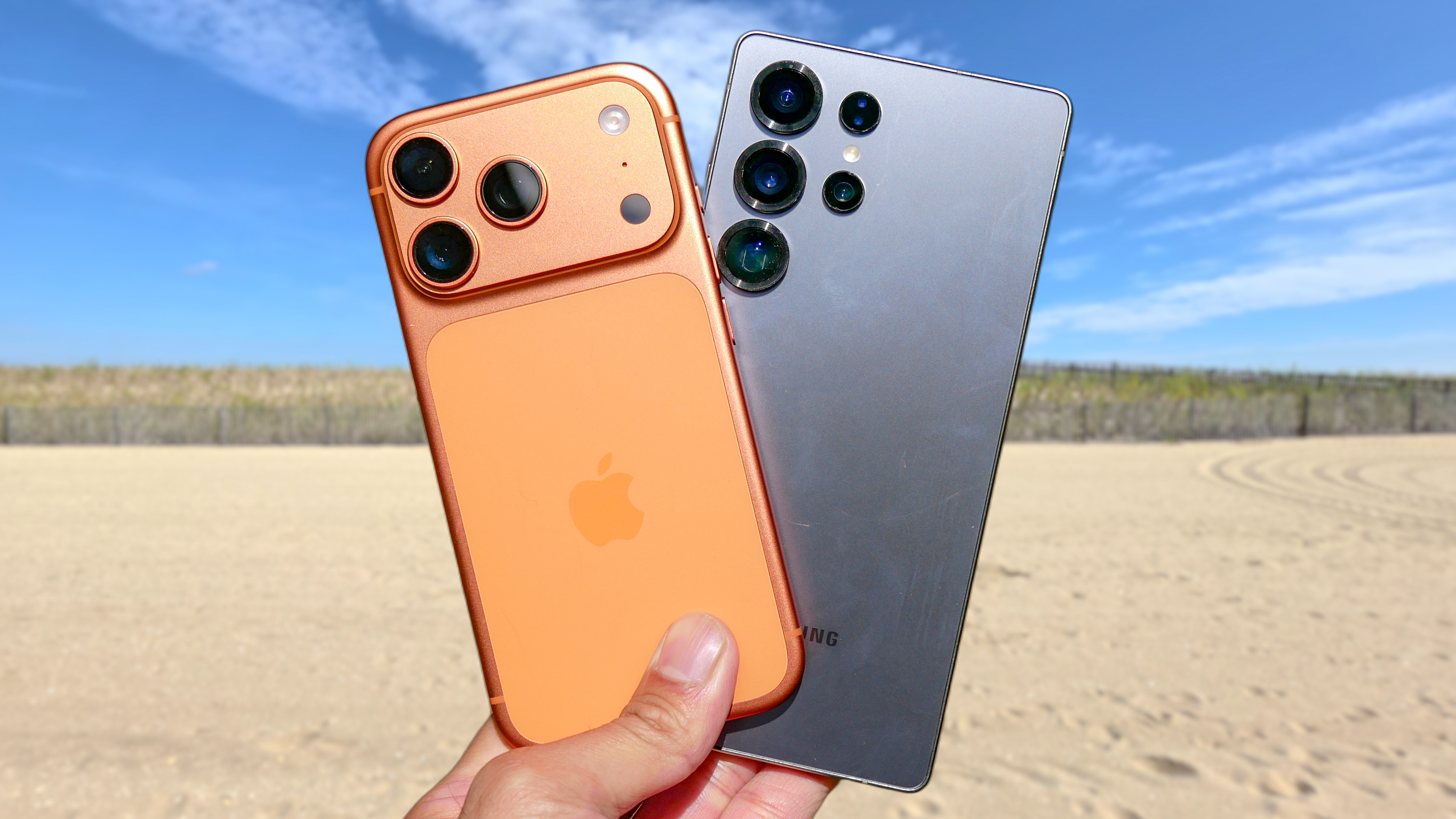 iPhone 17 Pro contre Galaxy S25 Ultra tenu dans la main.