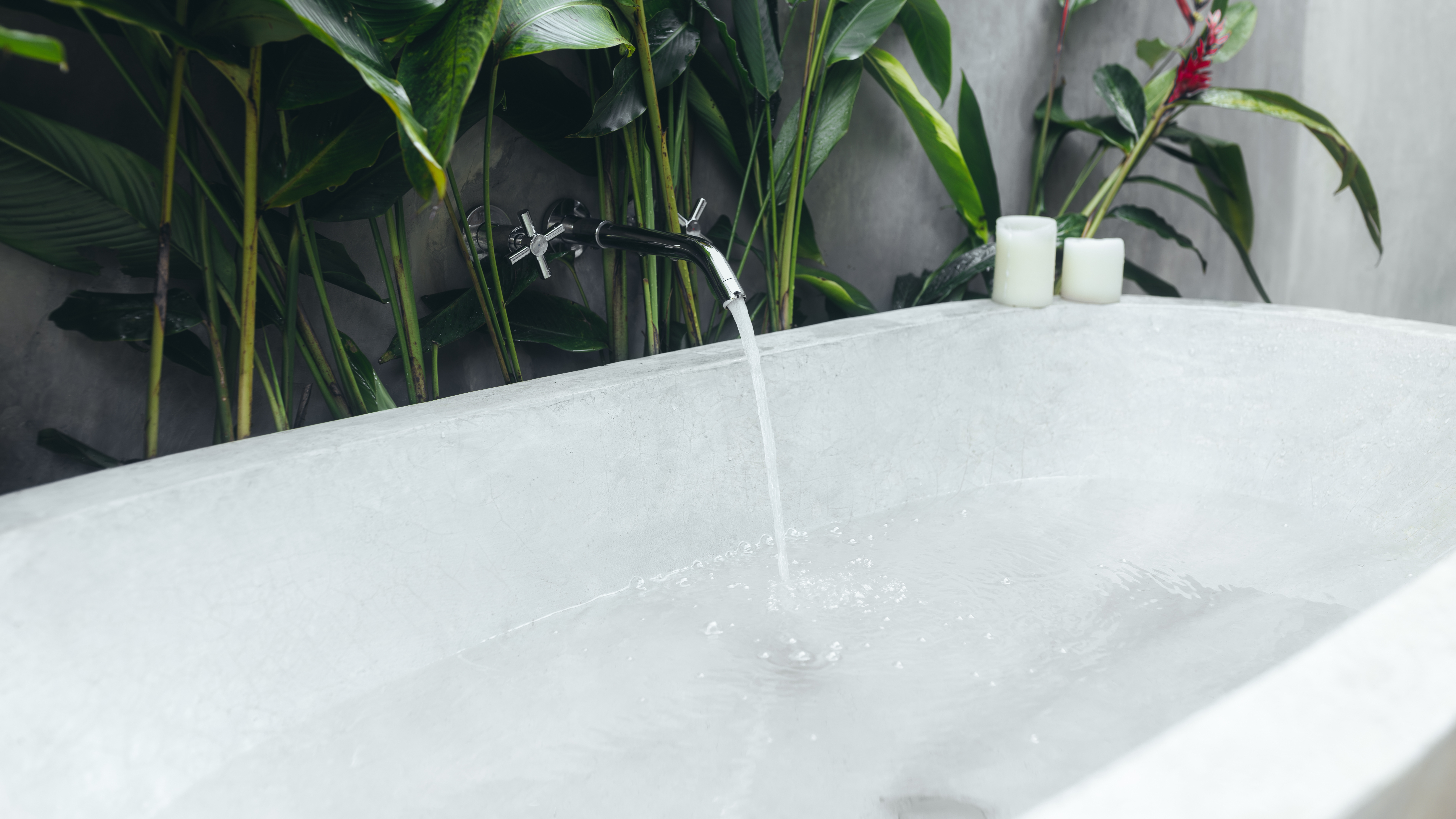 Robinet qui remplit la baignoire d'eau