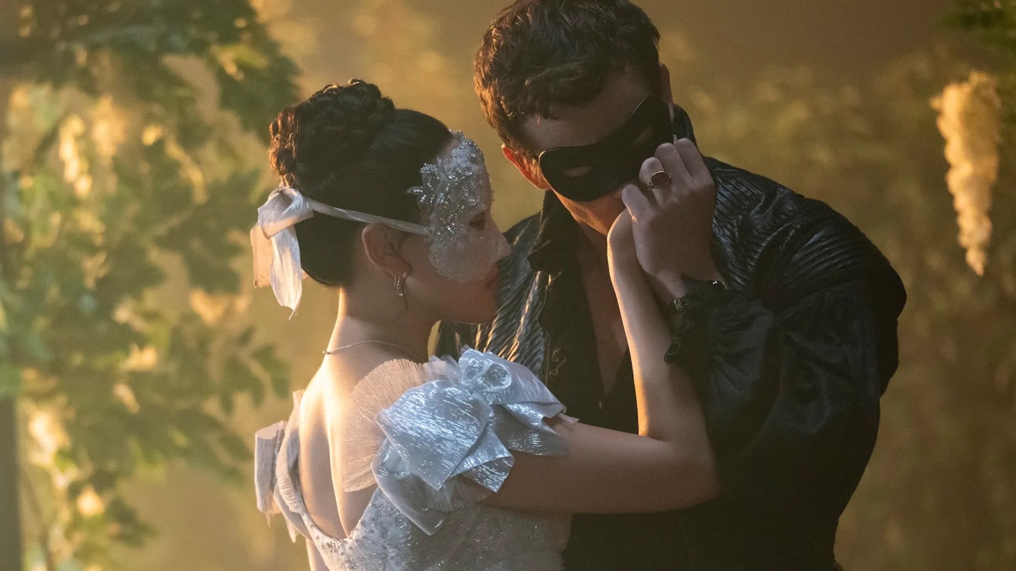 Yerin Ha et Luke Thompson dans la saison 4 de Bridgerton