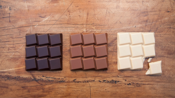 carrés de chocolat noir, au lait et blanc