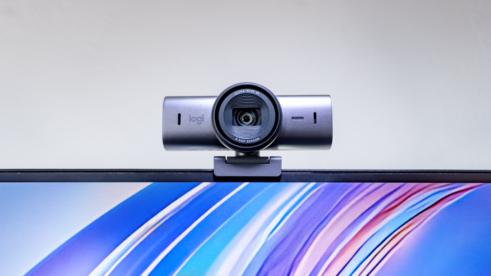 La webcam Logitech MX Brio perchée au sommet d'un écran