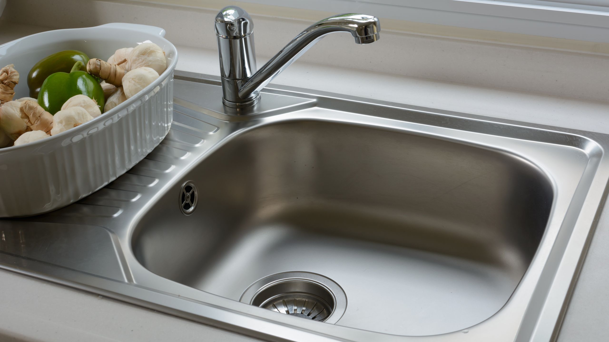 Mon évier en acier inoxydable a semblé terne pendant des années – jusqu'à ce que j'utilise ces deux produits de base du garde-manger image-35250