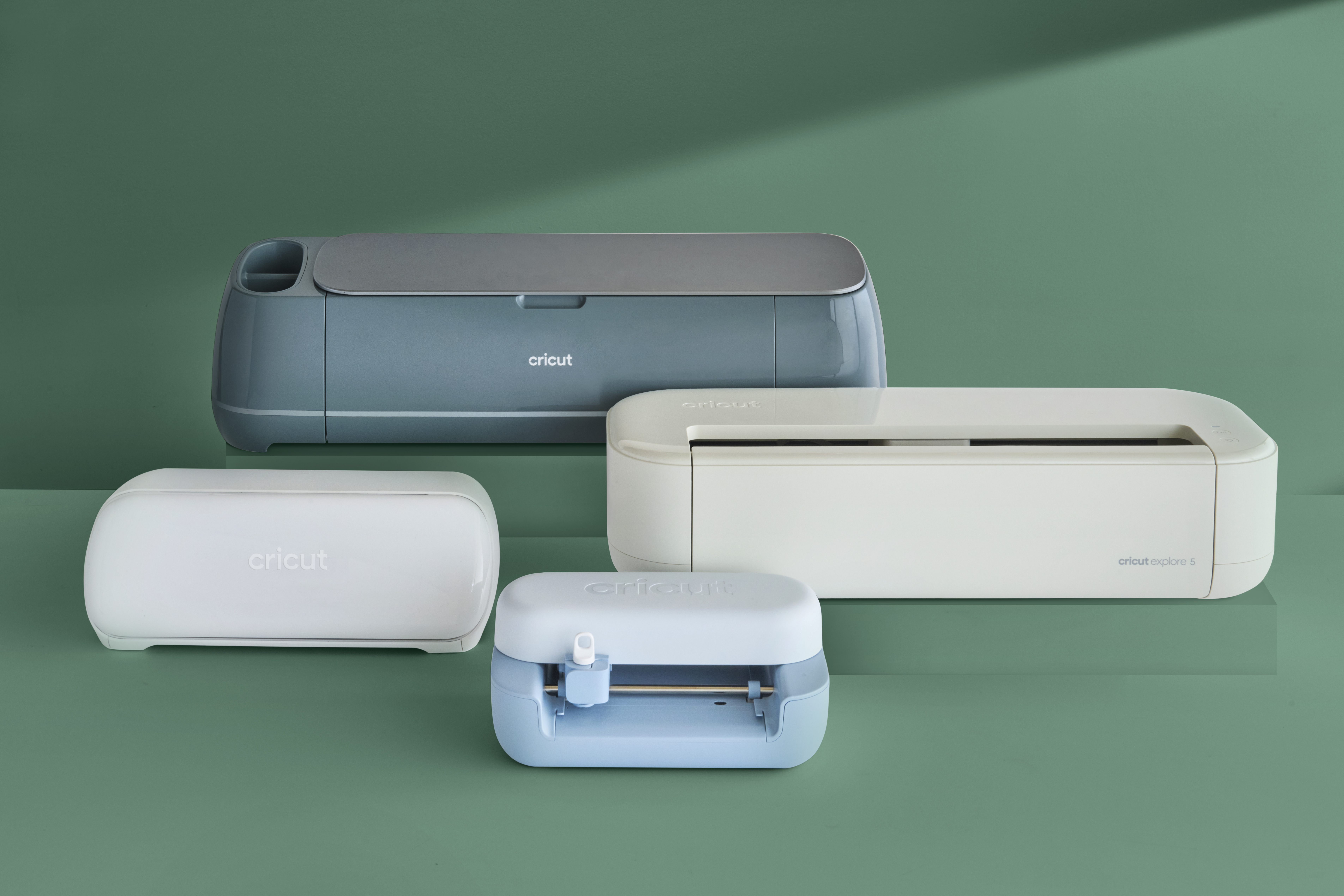 Famille de machines Cricut sur fond vert