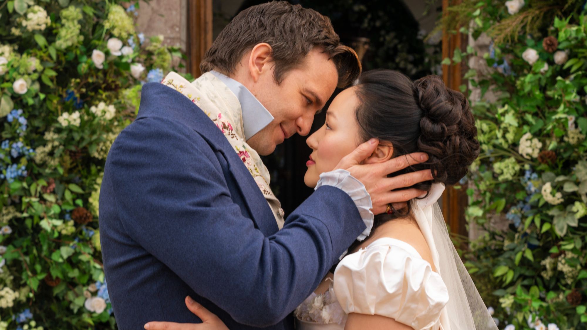 Luke Thompson et Yerin Ha dans Bridgerton