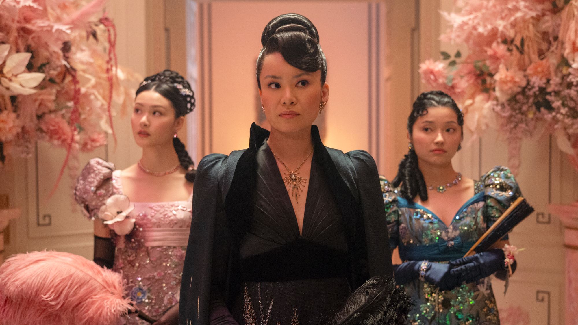 Isabella Wei, Katie Leung, Michelle Mao dans Bridgerton