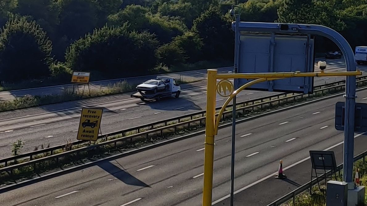 Delorean sur un camion à plateau descendant la M4