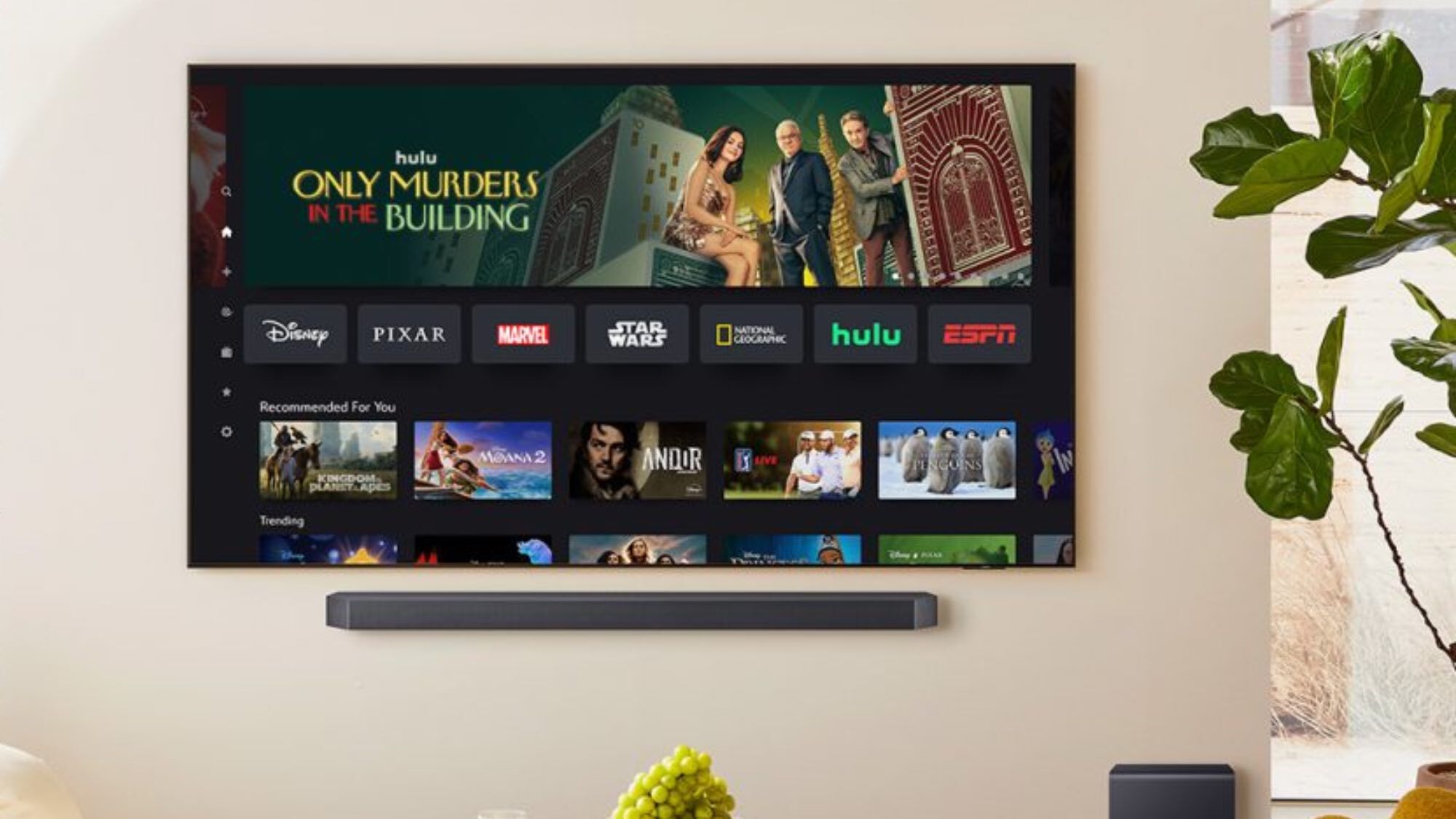 Téléviseur Samsung avec HDR10+ affichant les médias Hulu et Disney Plus