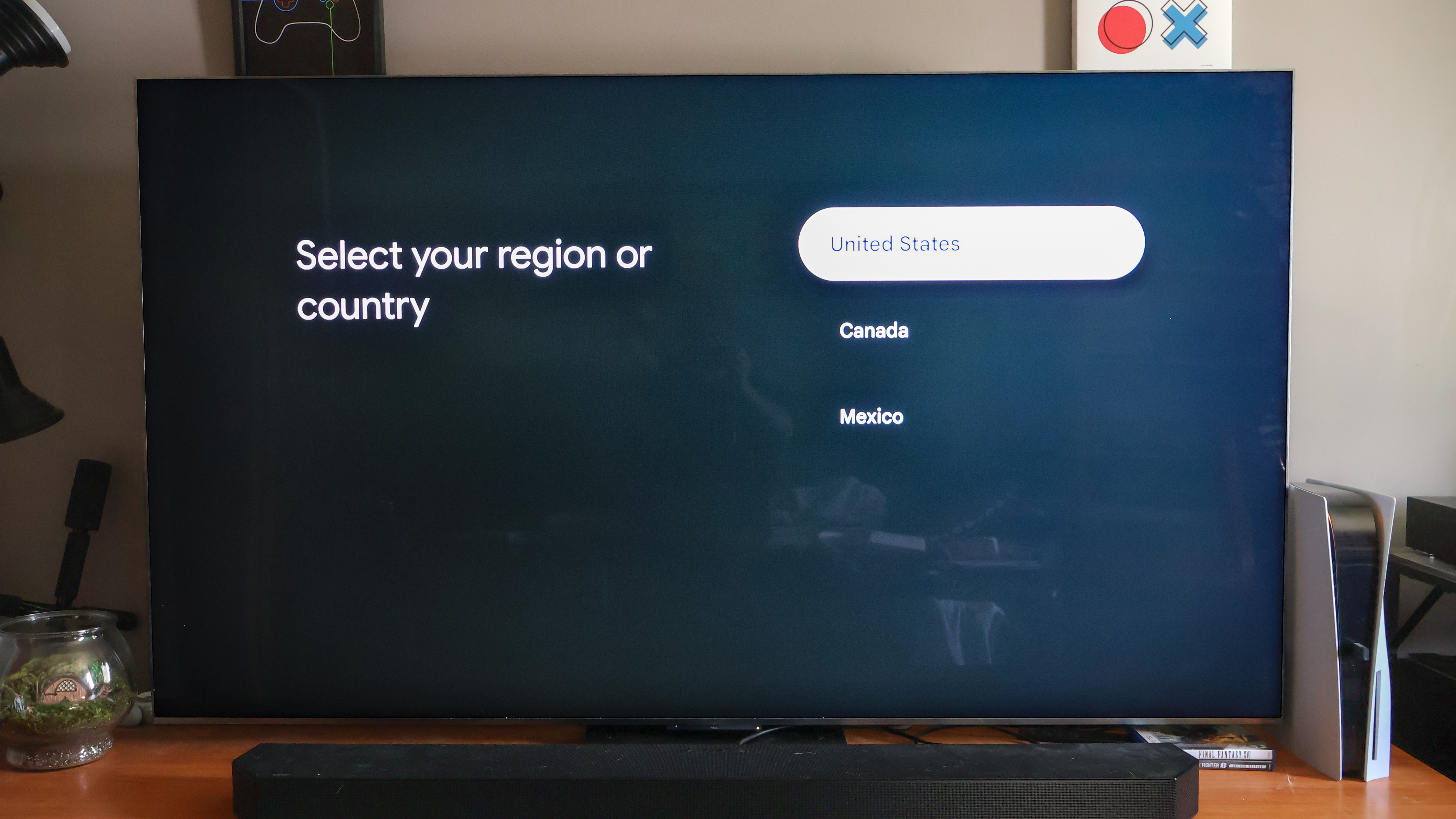 Un téléviseur sur une console multimédia affichant l'étape du processus de configuration de Google TV qui demande à l'utilisateur de sélectionner sa région ou son pays.