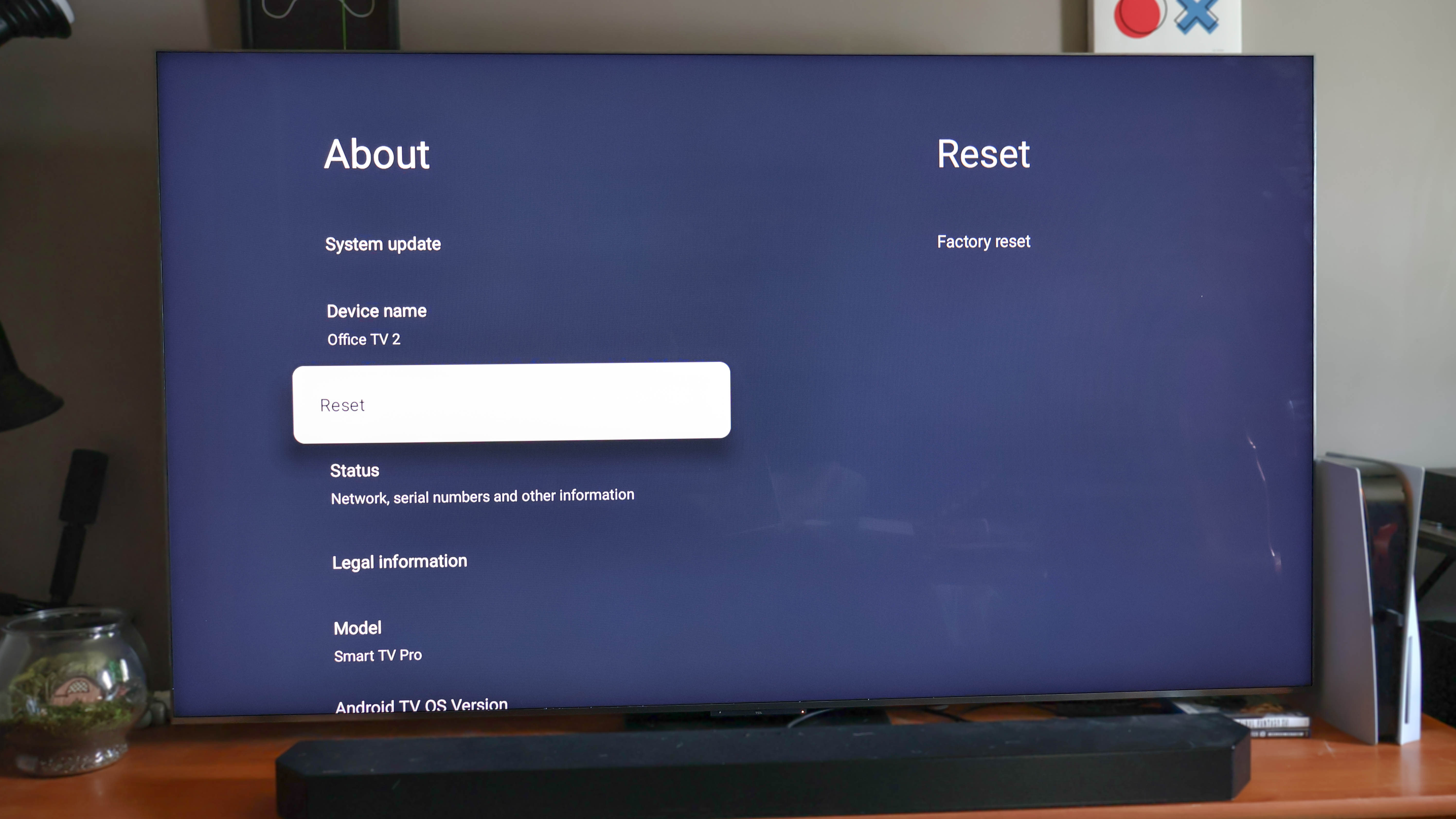 Un téléviseur sur une console multimédia affichant le menu des paramètres système de Google TV avec l'option de réinitialisation d'usine en surbrillance