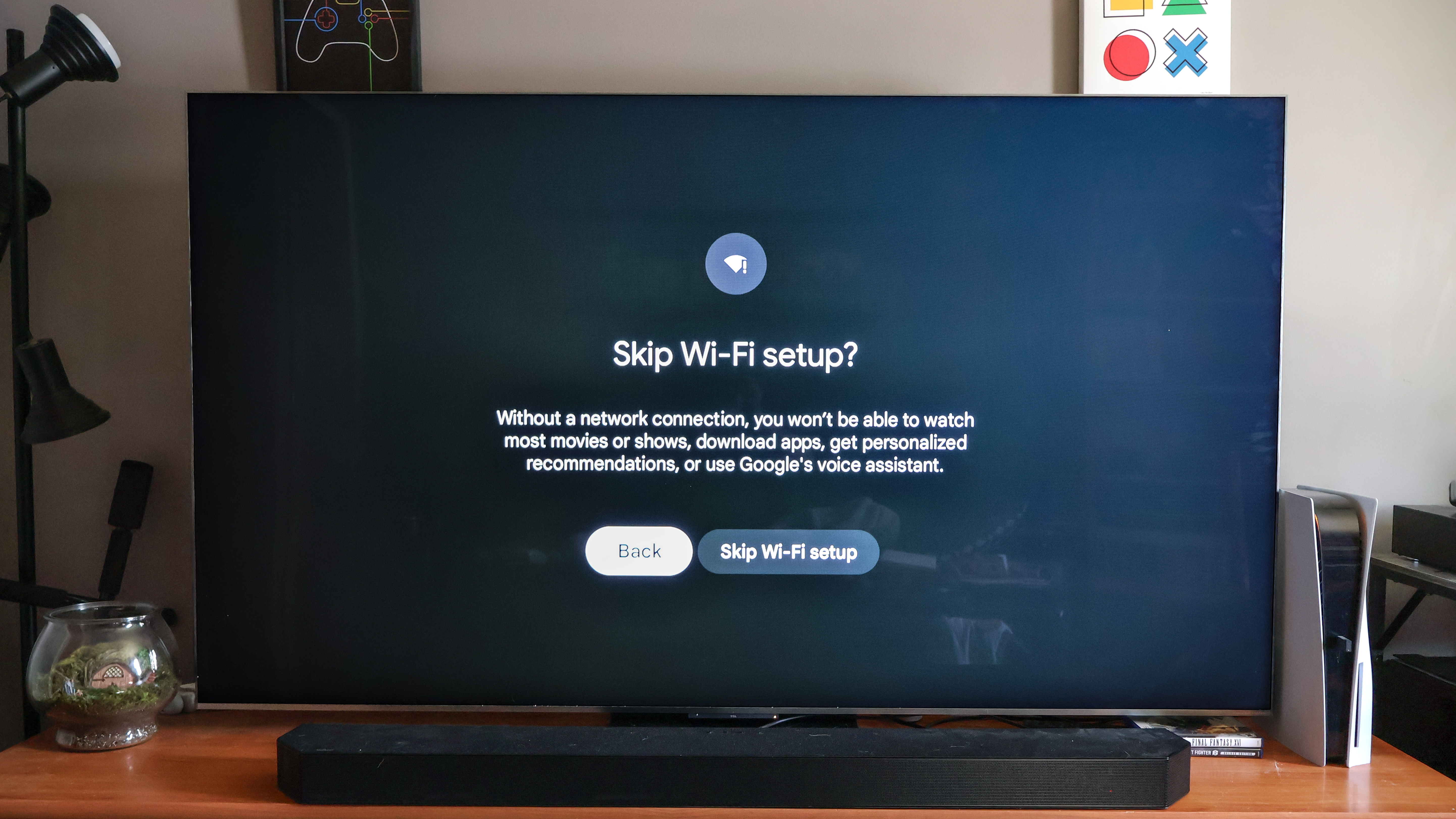 Un téléviseur sur une console multimédia affichant une étape du processus de configuration de Google TV qui demande à l'utilisateur s'il souhaite ignorer la configuration Wi-Fi.