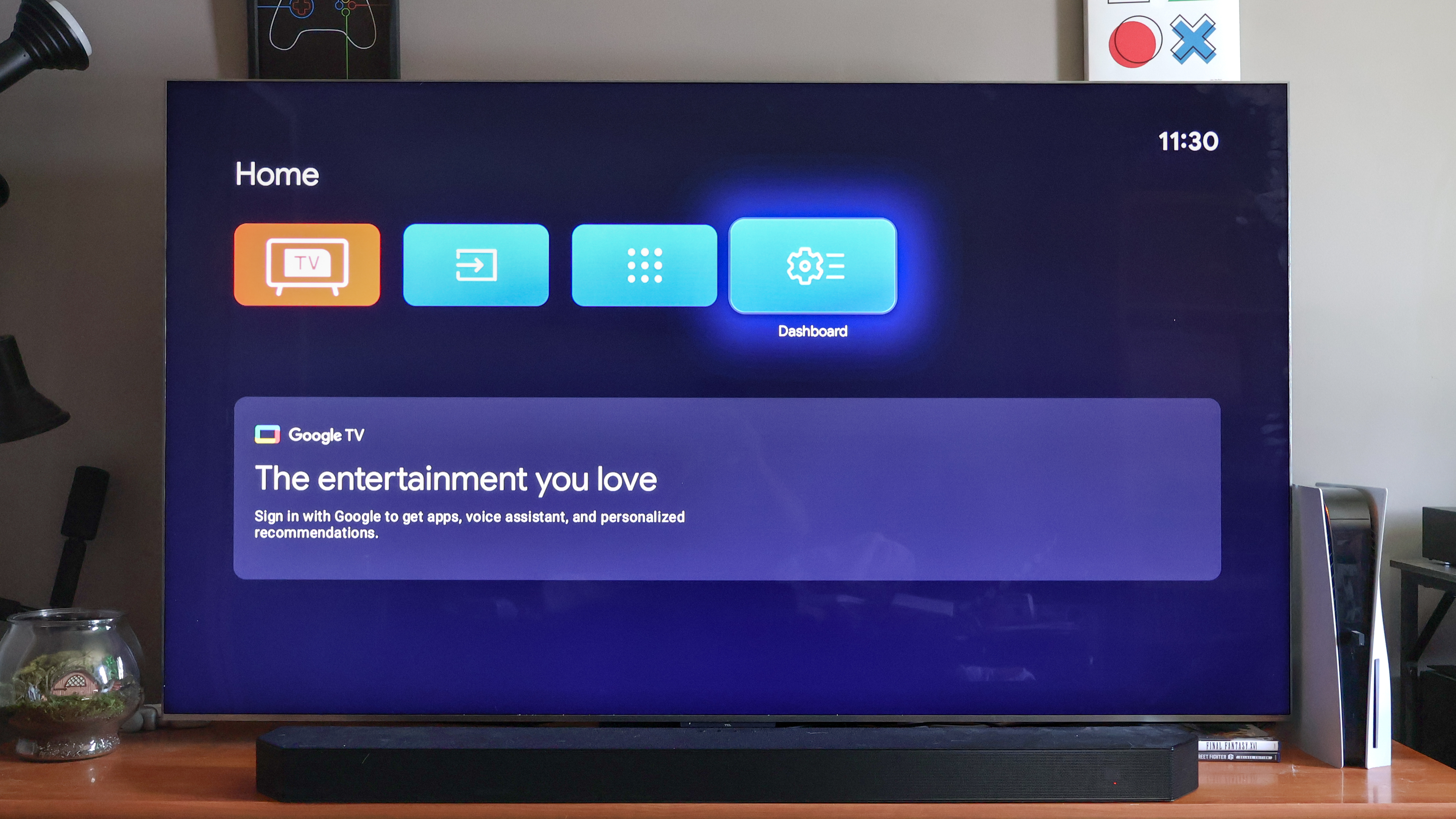 Un téléviseur sur une console multimédia affichant l'écran d'accueil de Google TV lorsque le logiciel est en mode de base. Il n'y a pas d'applications ou de publicités à l'écran, juste diverses entrées sélectionnables.